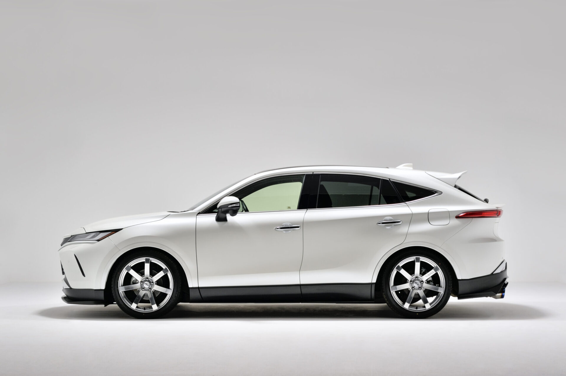 KRUISE by KUHLRACINGエアロ装着80ハリアーデモカー！「岩田剛典」さん