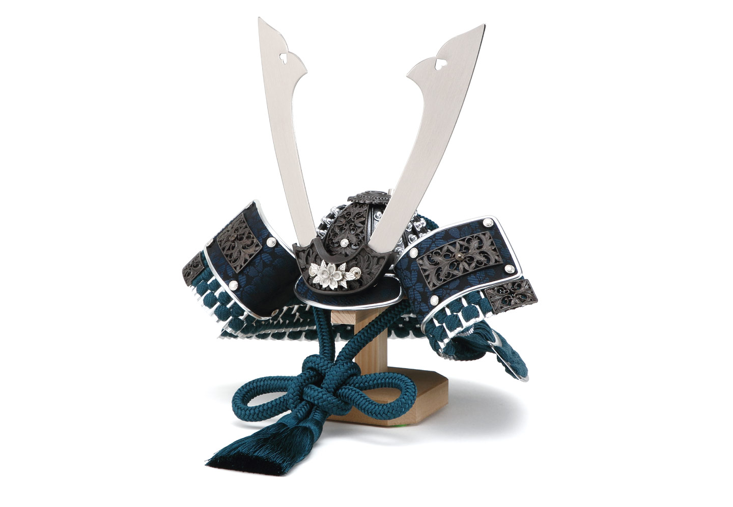 五月人形 8号銀黒鉢銀小札兜 鉄紺威 / おしゃれでコンパクトなかわいい