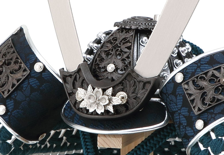 五月人形 8号銀黒鉢銀小札兜 鉄紺威 / おしゃれでコンパクトなかわいい