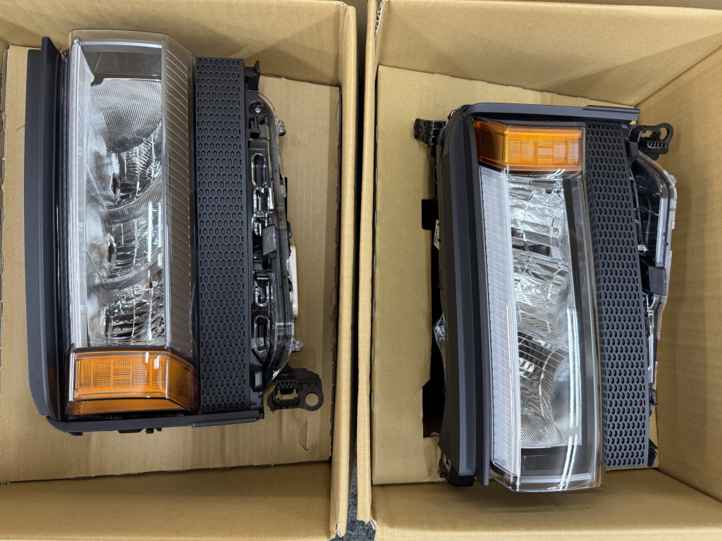 純正丸目ヘッドライト トヨタ・ランクル250ライト部品 81004-60010