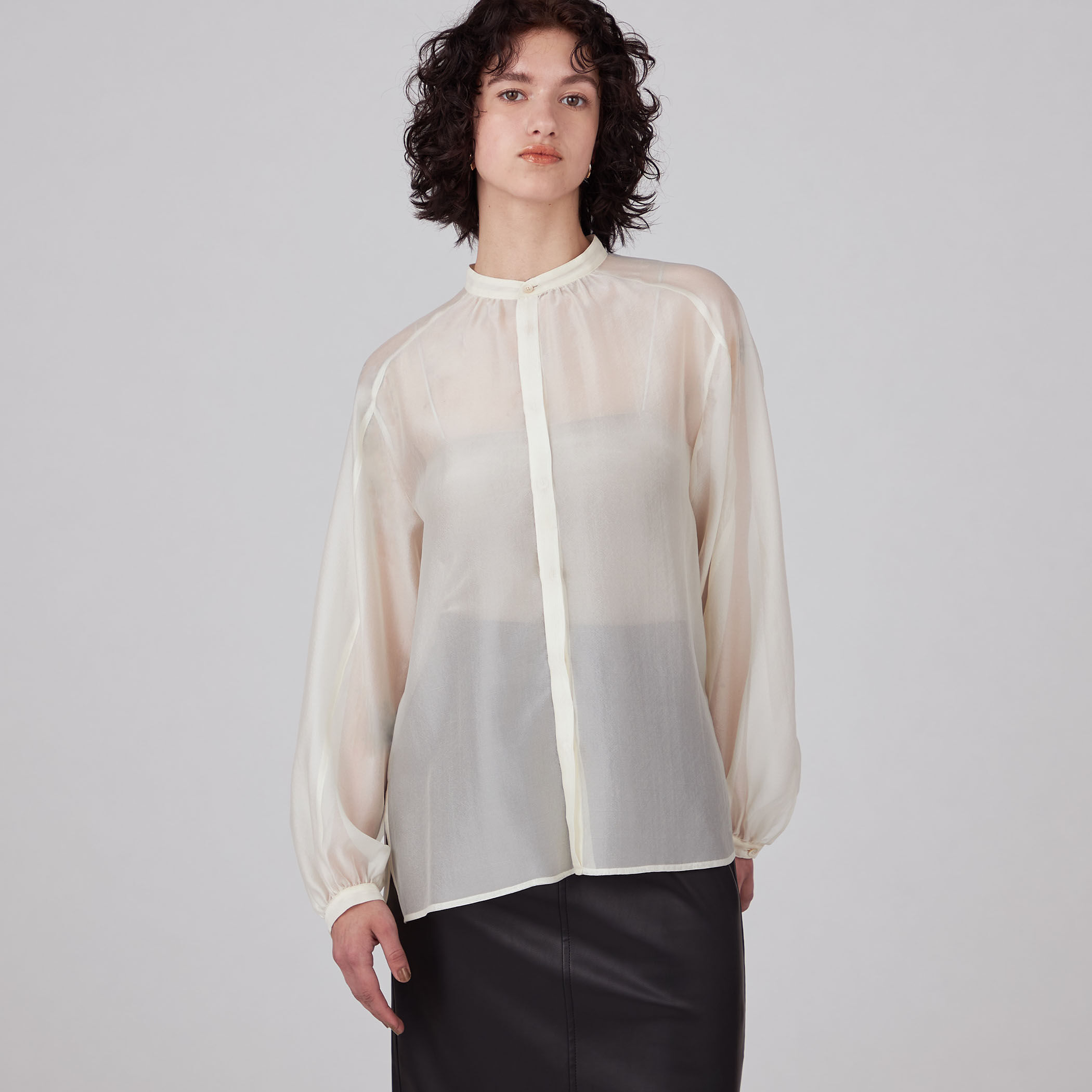 ソフトオーガンジー バンドカラーブラウス｜トゥモローランド 公式通販