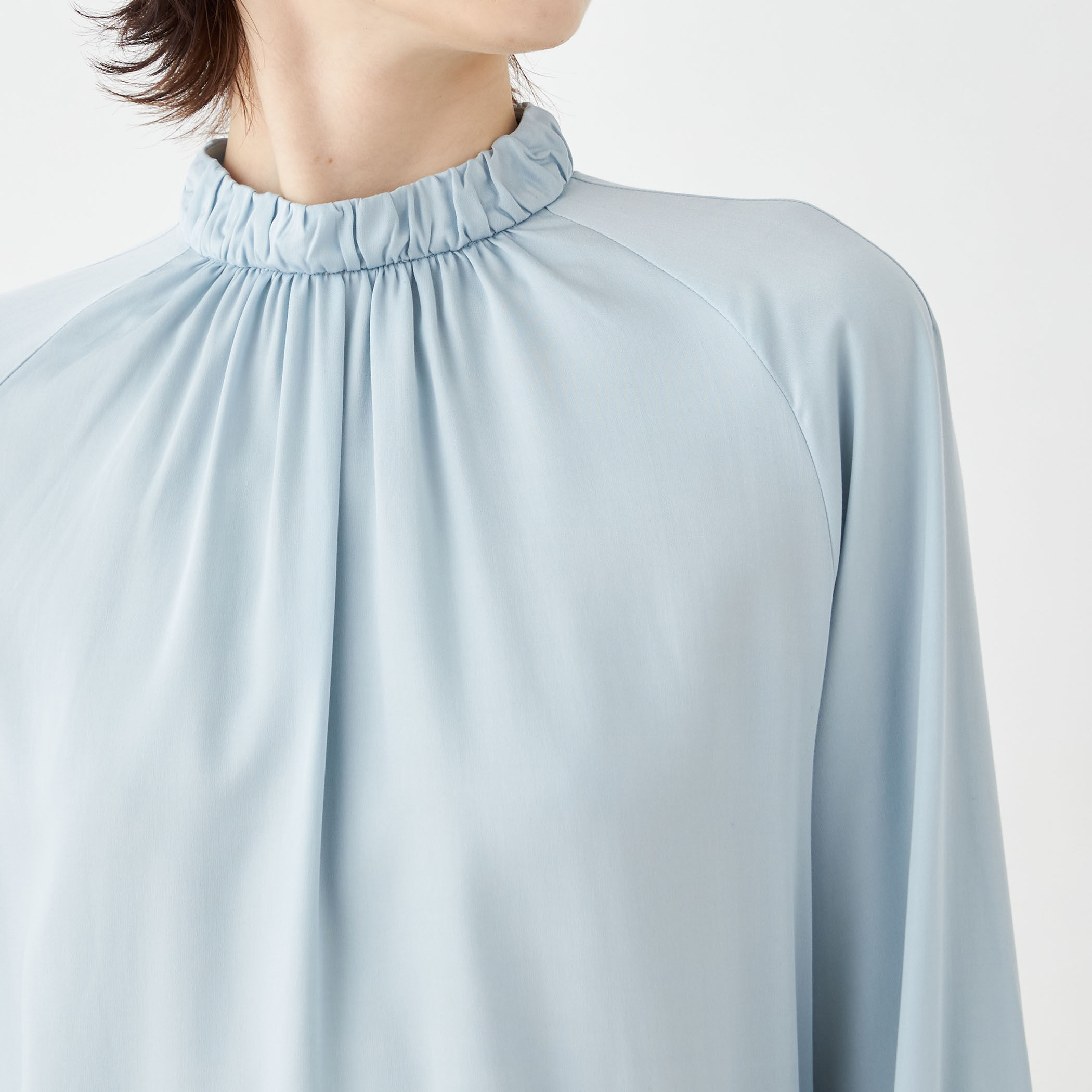 ウォッシャブルサテン スタンドギャザーカラーブラウス