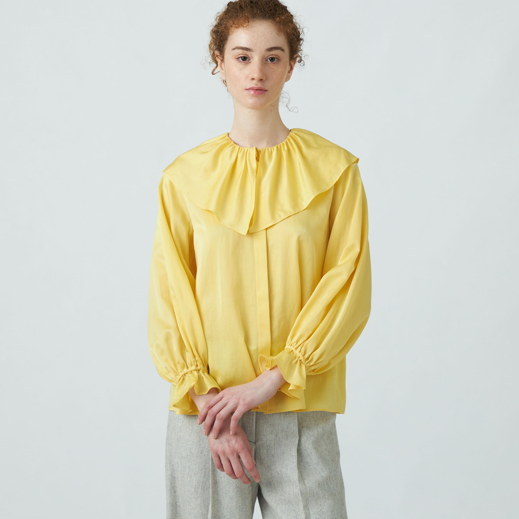 コットンシルクサテン ラッフルカラーブラウス｜トゥモローランド 公式通販