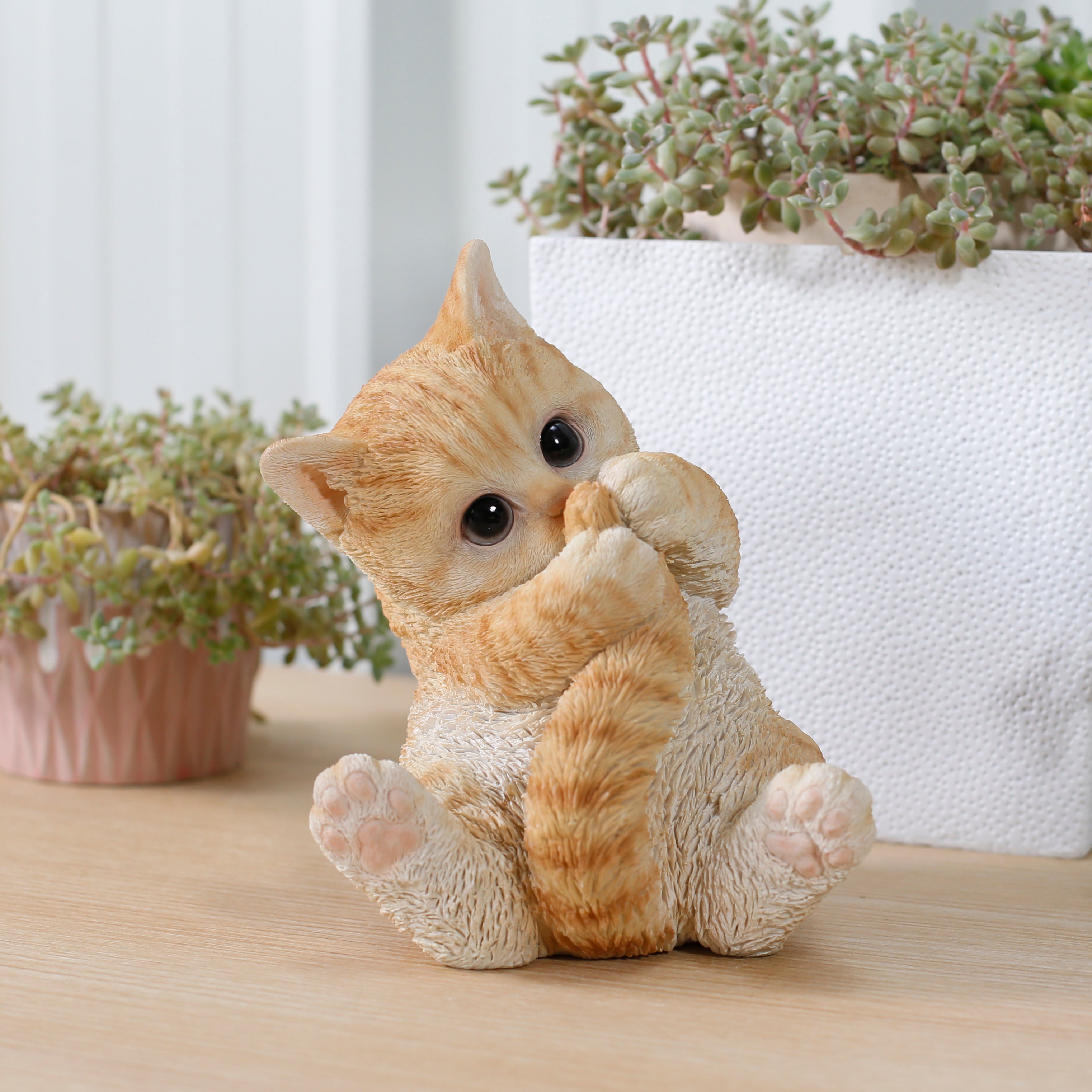 しっぽで遊ぶ茶トラ猫｜WooBia公式オンラインショップ – WooBia