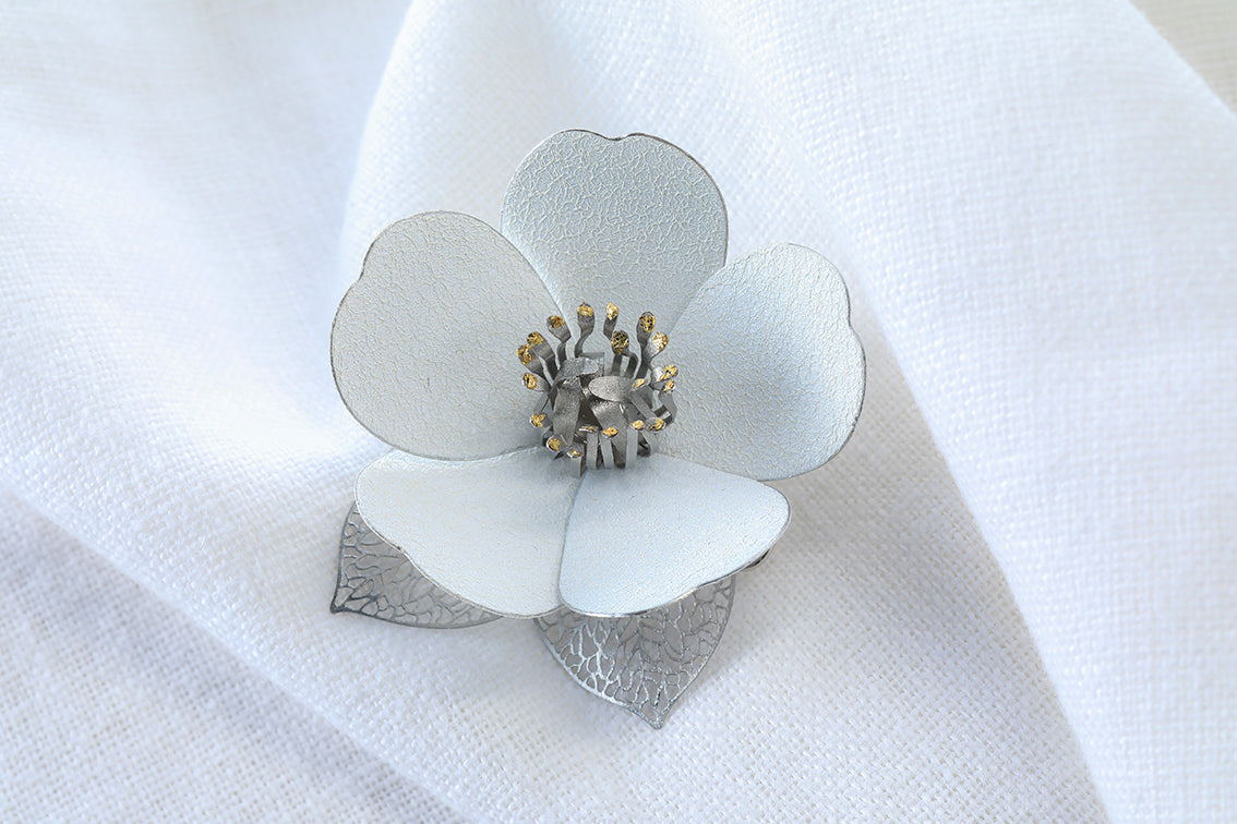 オリジナルブローチ『藪椿 YABU TSUBAKI』Red / White – ホテル椿山荘