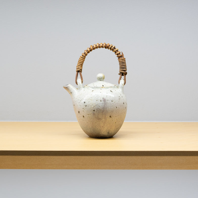 山崎さおり / 炭化粉引 土瓶 中（一点物） – HULS GALLERY TOKYO