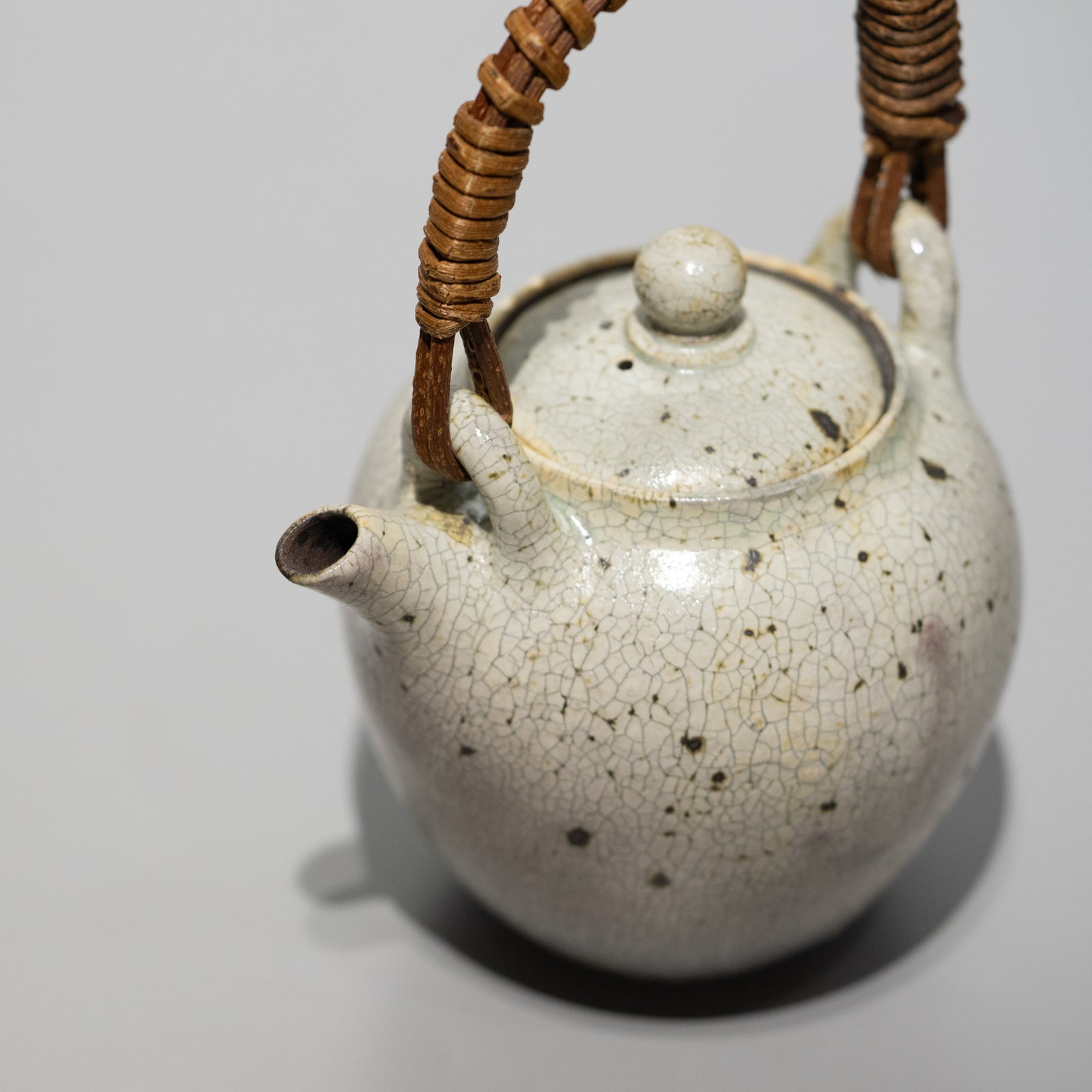 山崎さおり / 炭化粉引 土瓶 中（一点物） – HULS GALLERY TOKYO