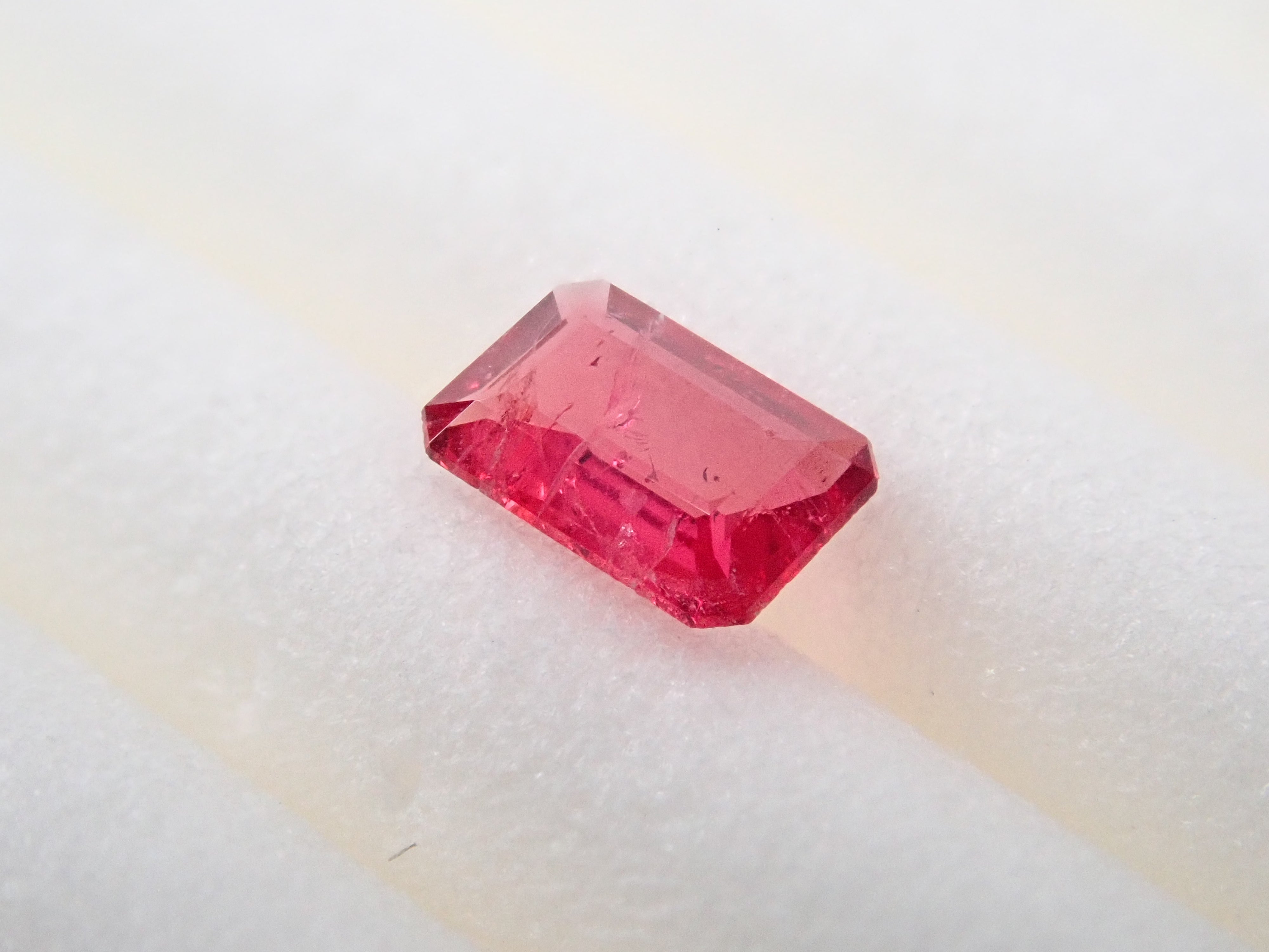 レッドベリル 0.092ctルース