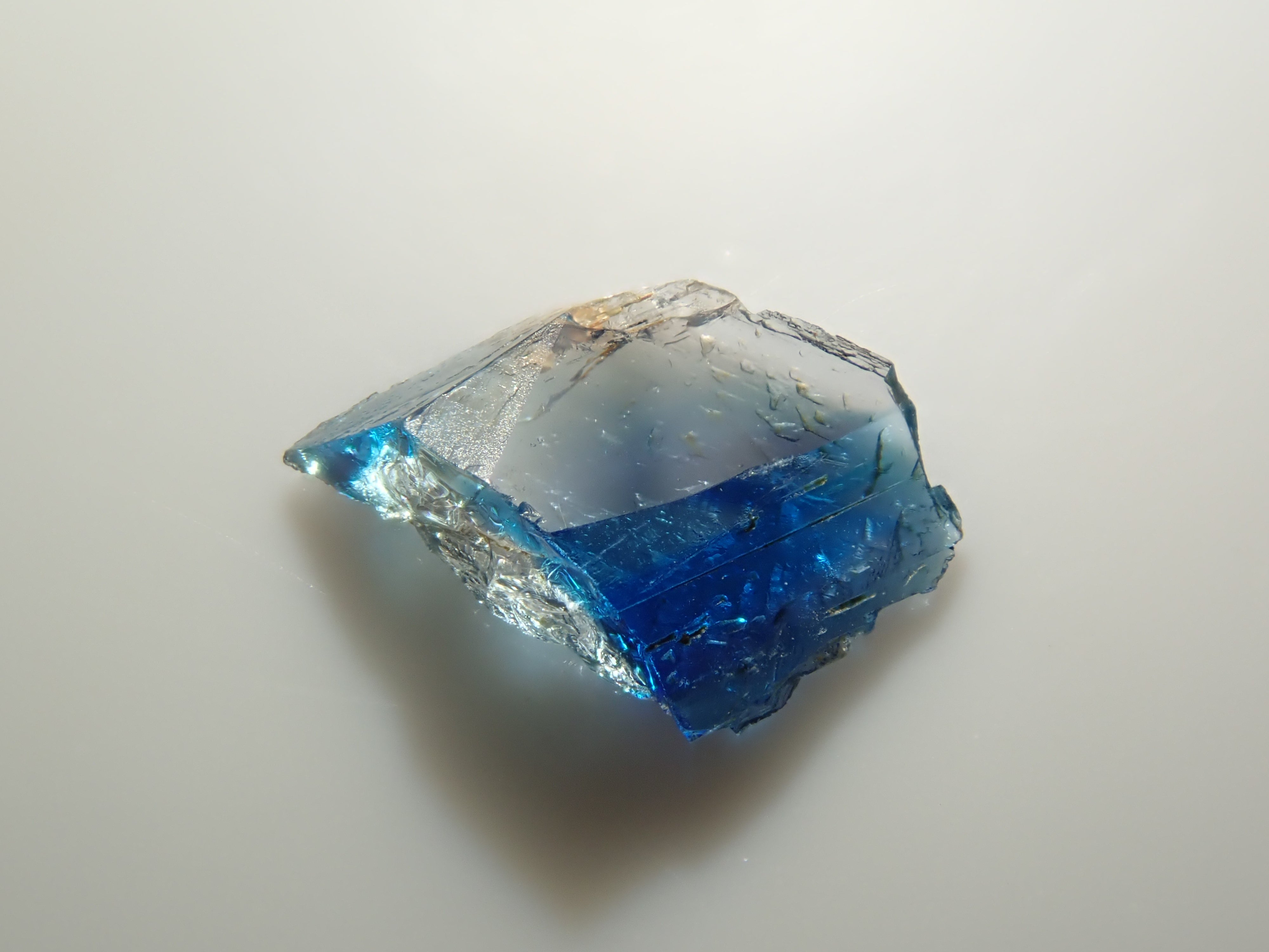 ジンバブエ産バイカラーユークレース 0.165ct原石