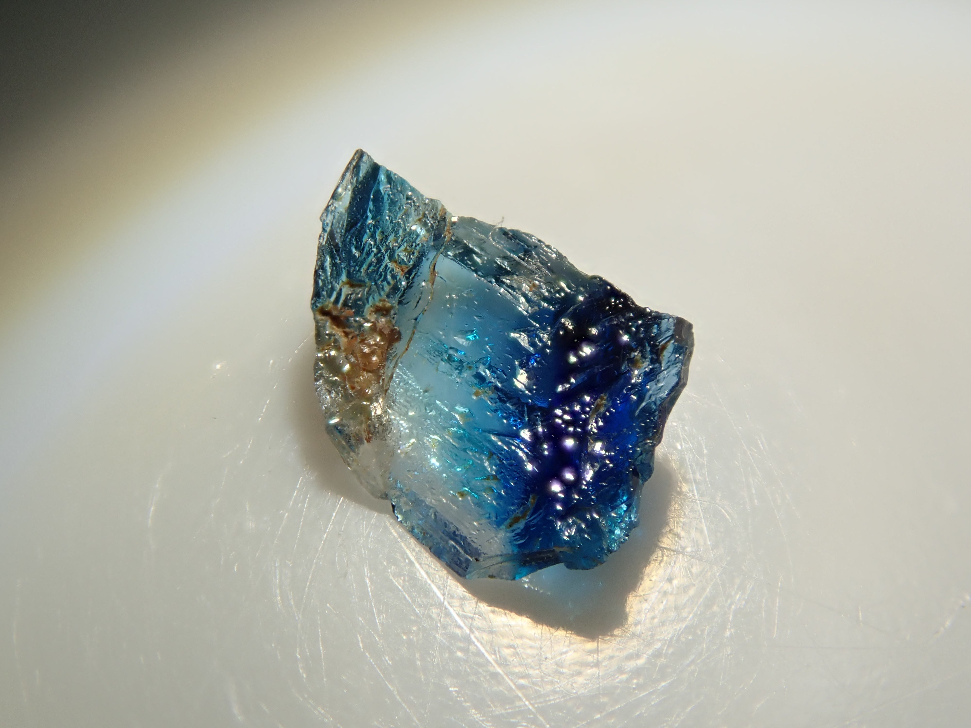 ジンバブエ産バイカラーユークレース 0.165ct原石