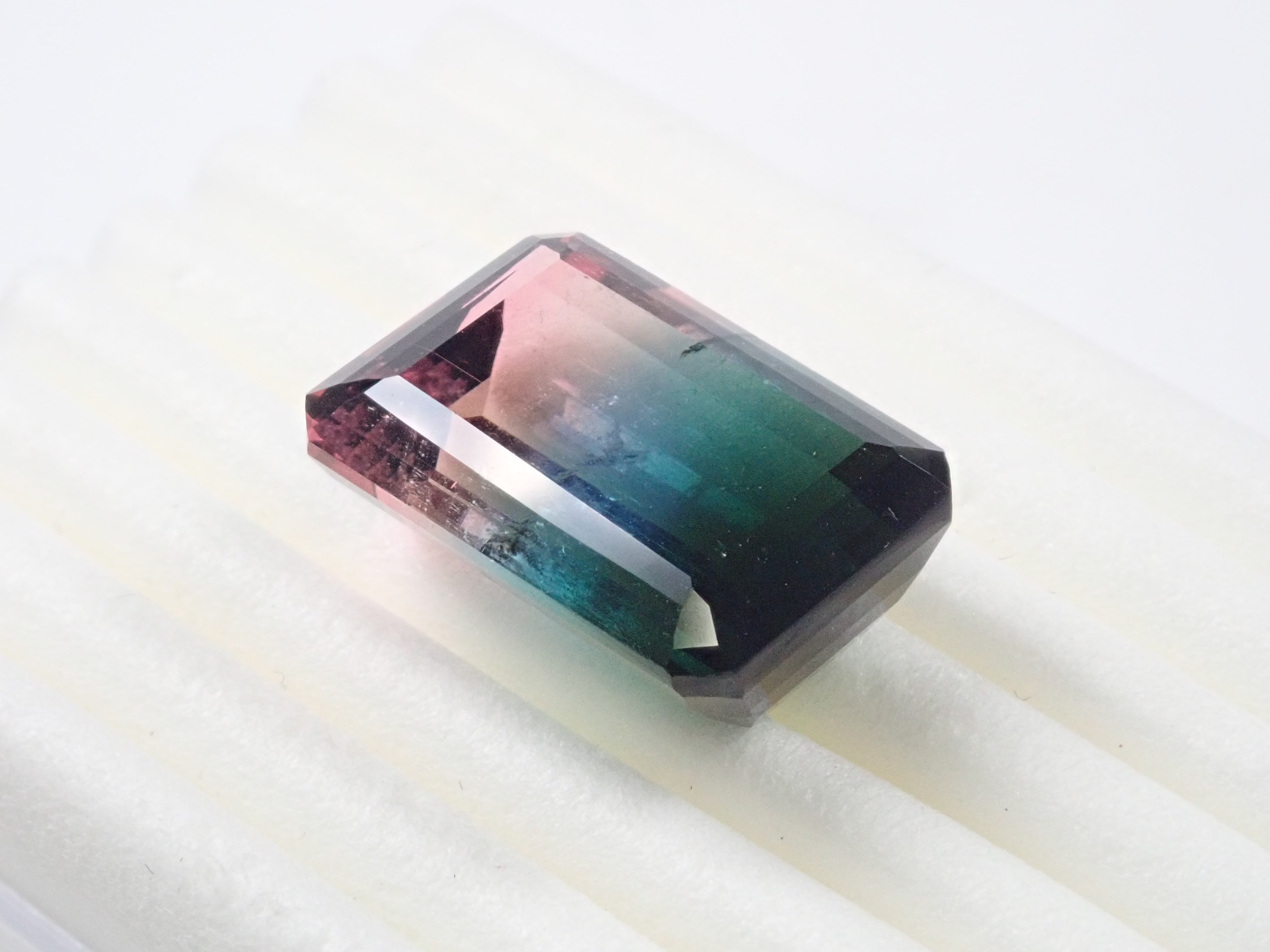 ブラジル産バイカラートルマリン 16.088ctルース（トリカラー） 日独鑑