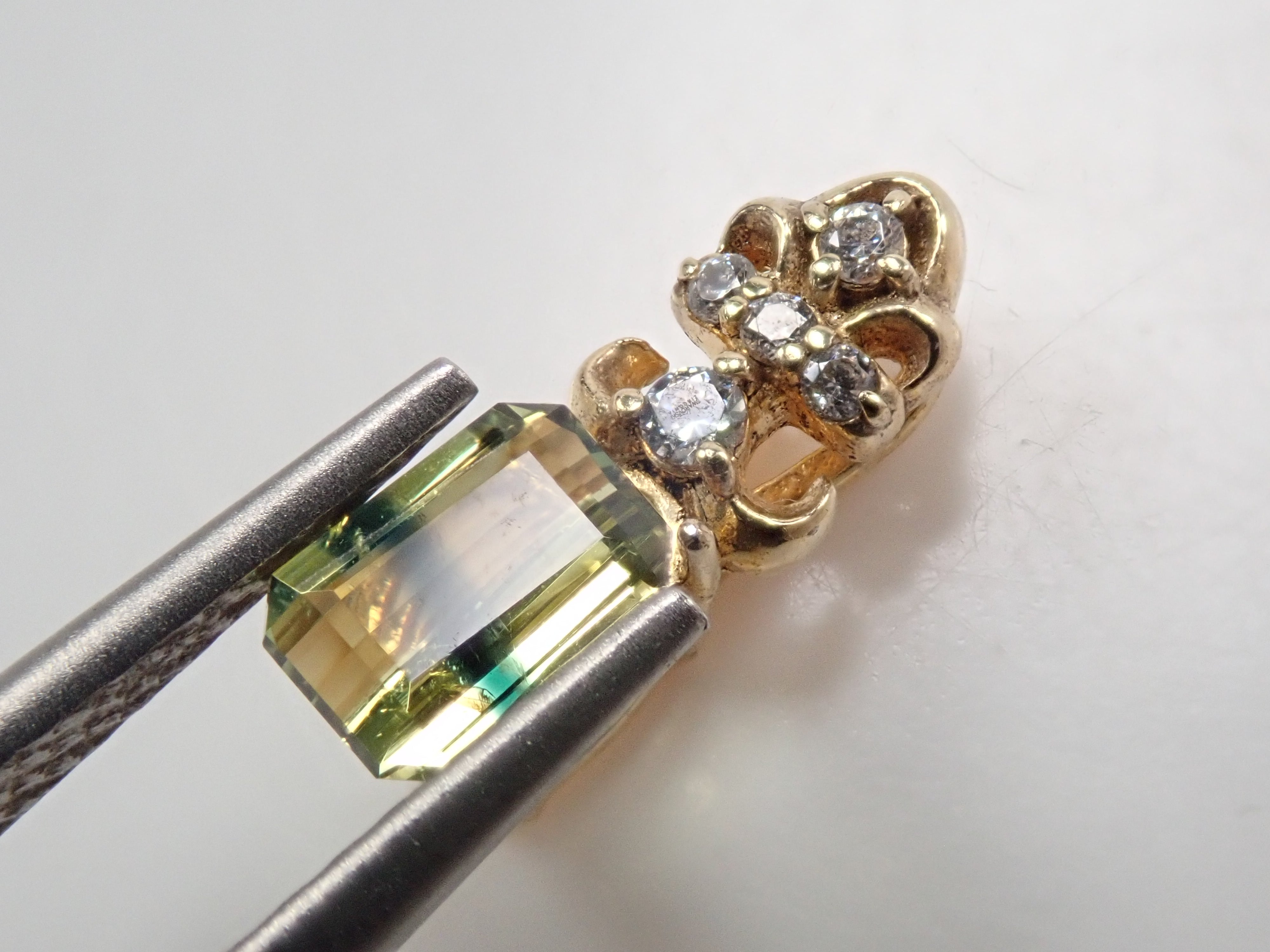 スタッフセレクション】バイカラーサファイア 0.384ctルース（セミ