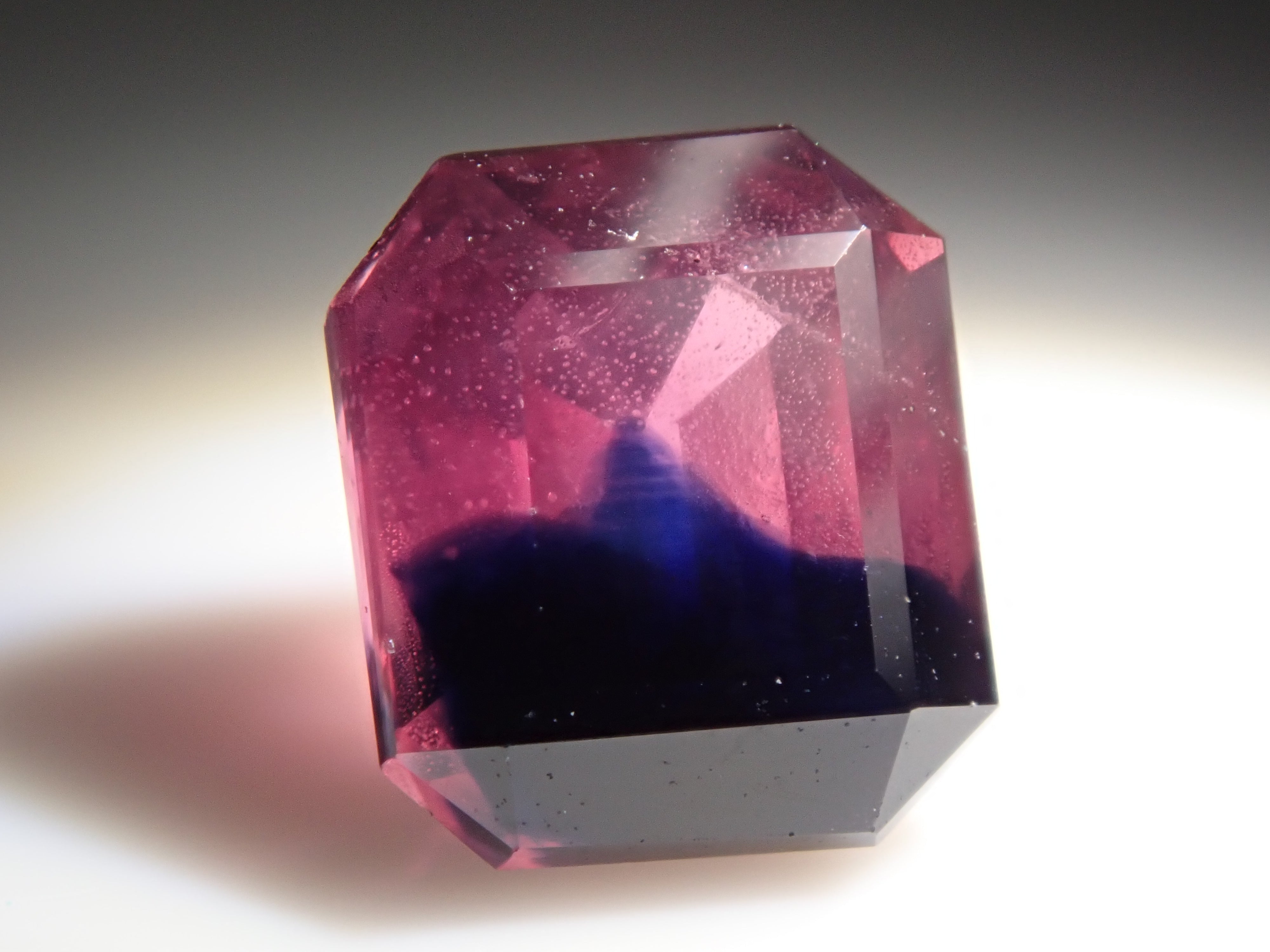 タンザニア・ウィンザー産バイカラーサファイア 1.030ctルース