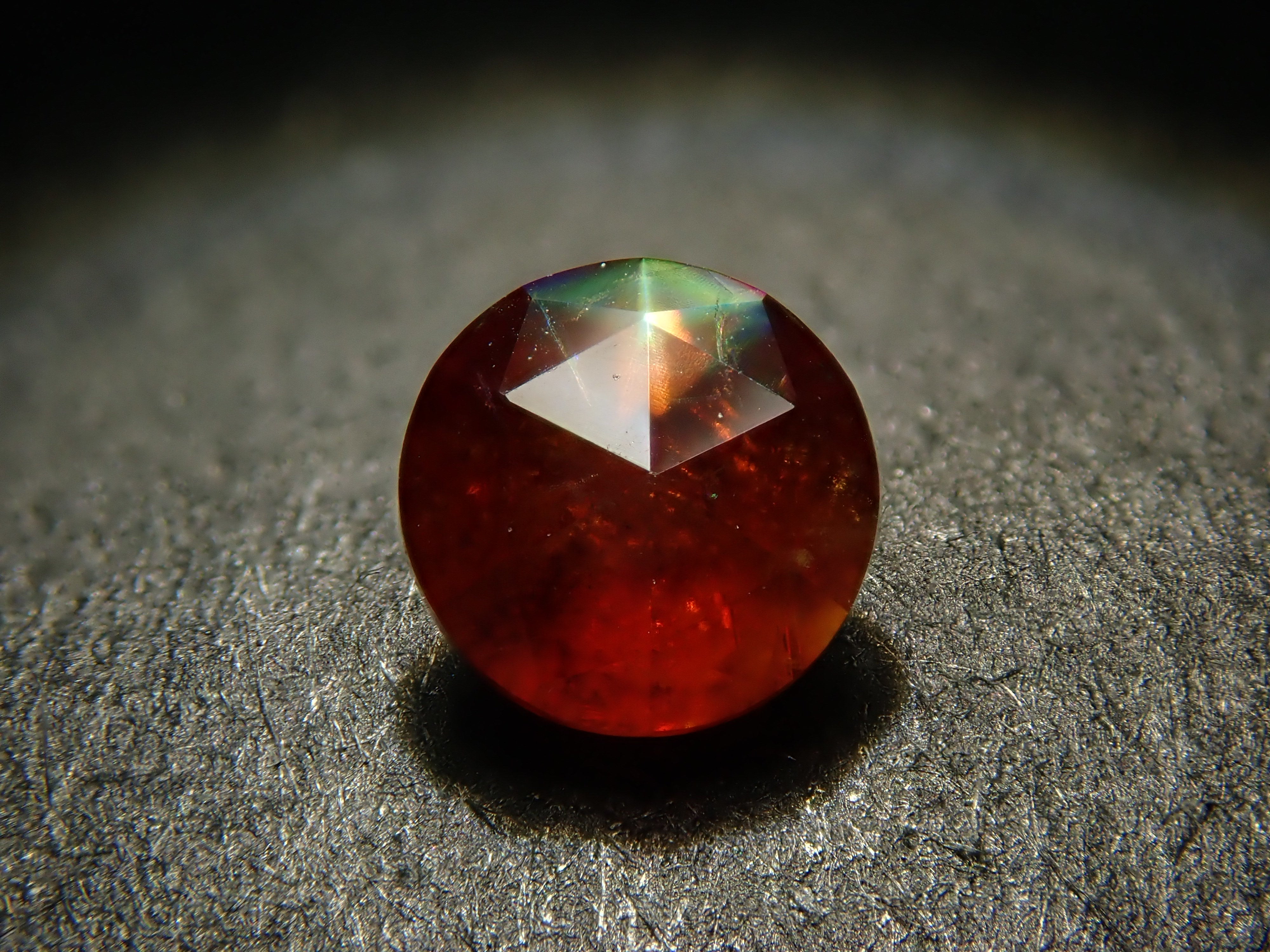 奈良県天川村産レインボーガーネット 3.9mm/0.321ctルース（ローズカット）