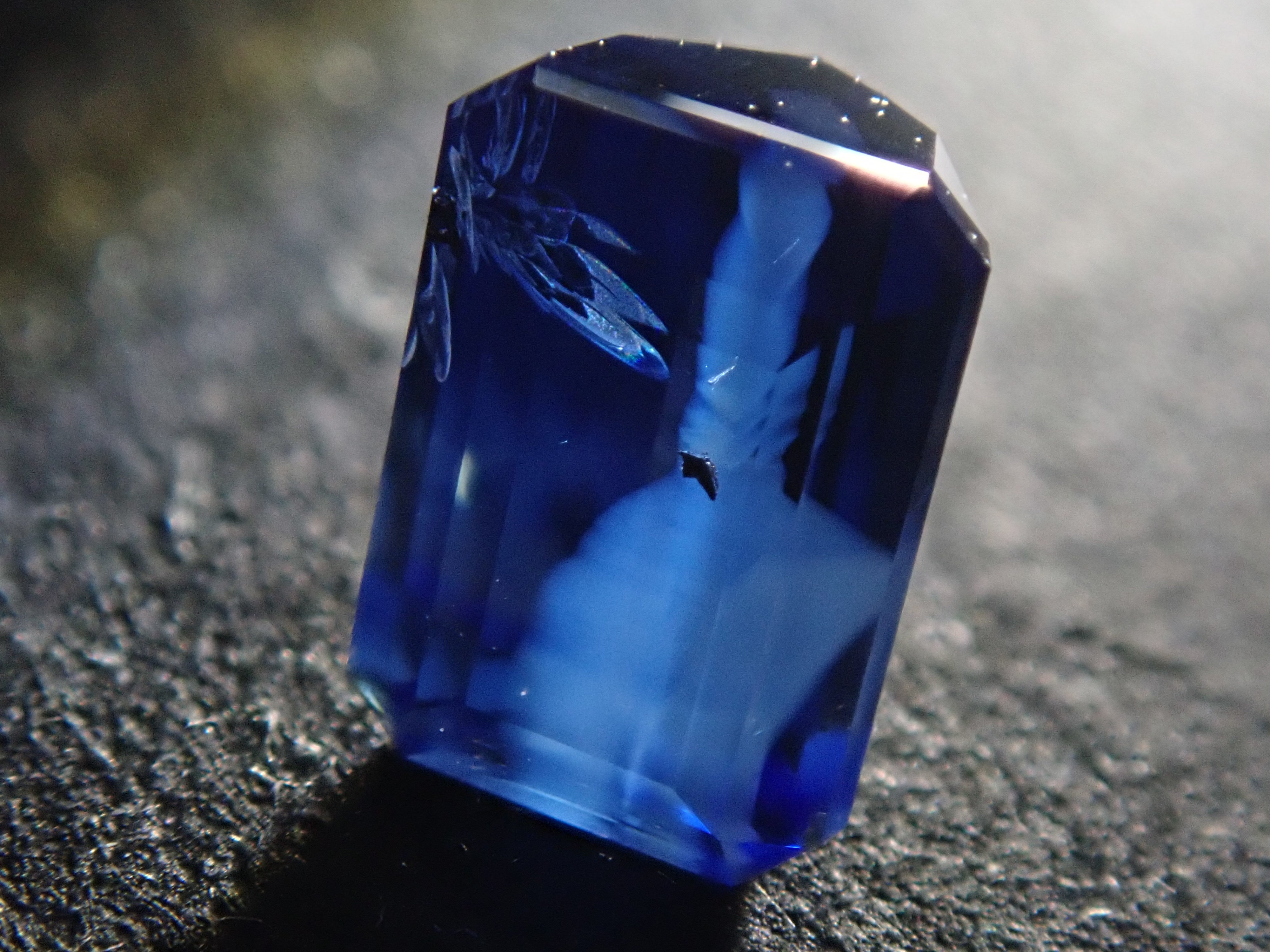 スリランカ産バイカラーサファイア 1.020ctルース