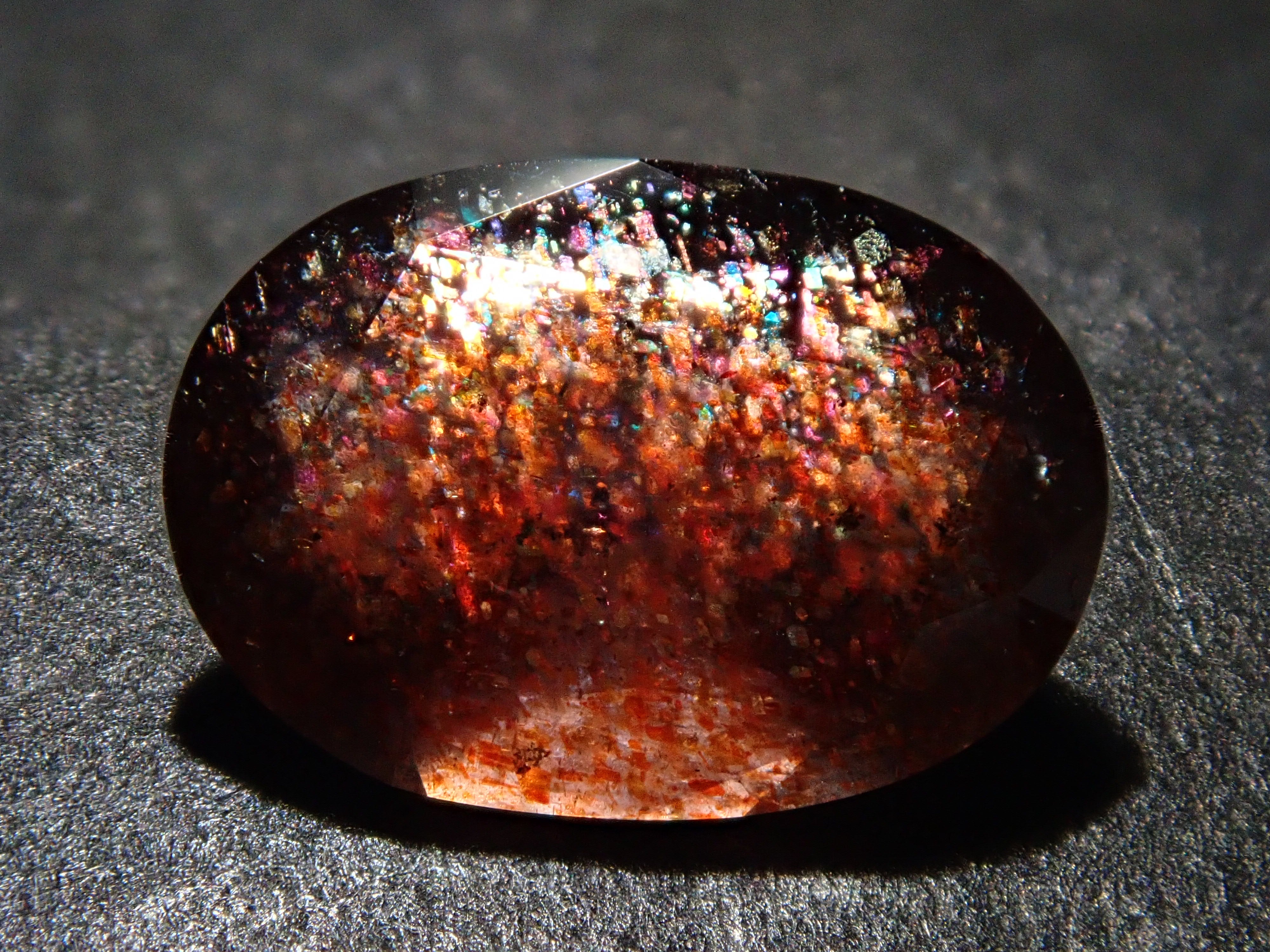 インド産ブラッドショットアイオライトサンストーン 1.090ctルース