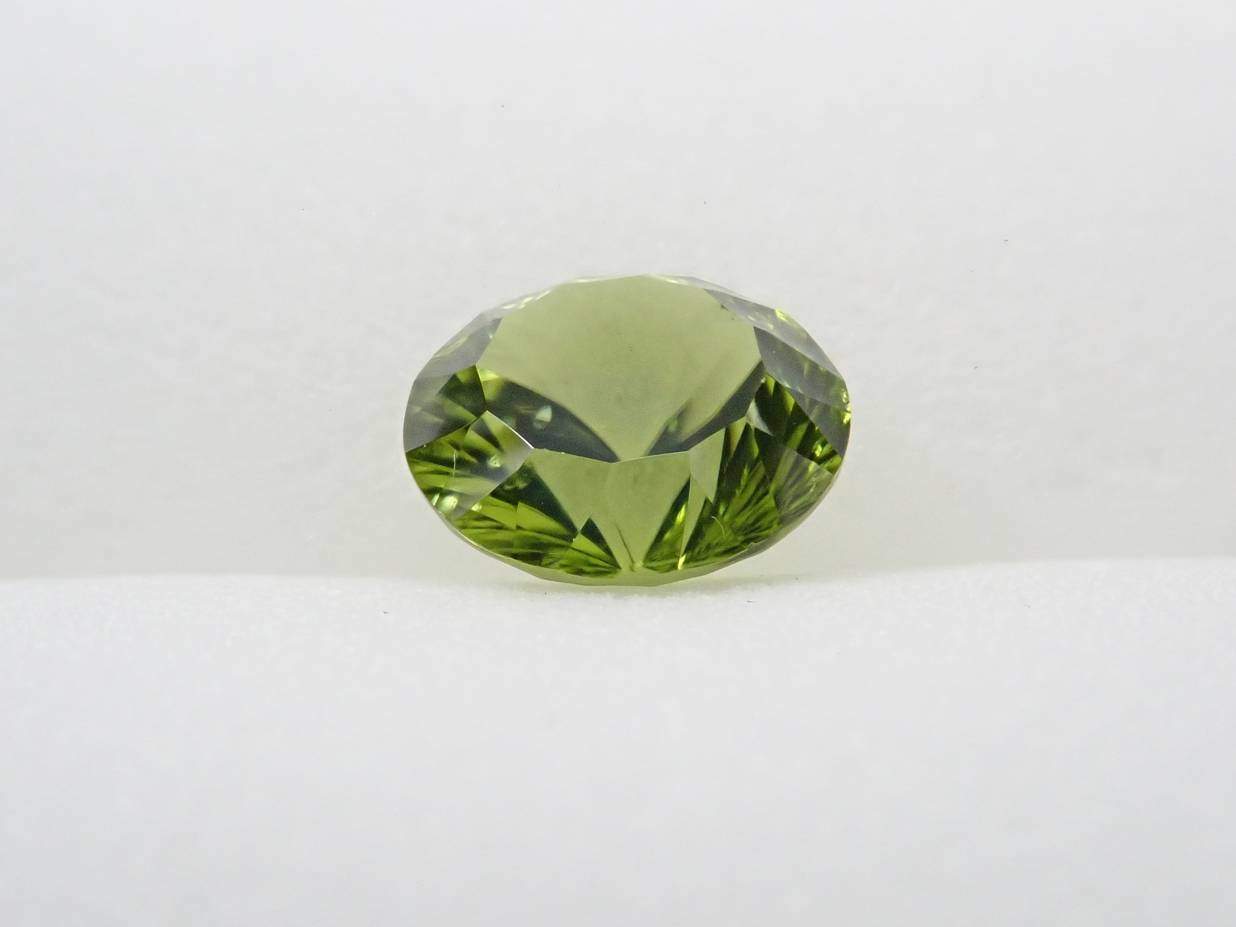ペリドット・リリーパッド 1.310ctルース（ボルテックスカット）