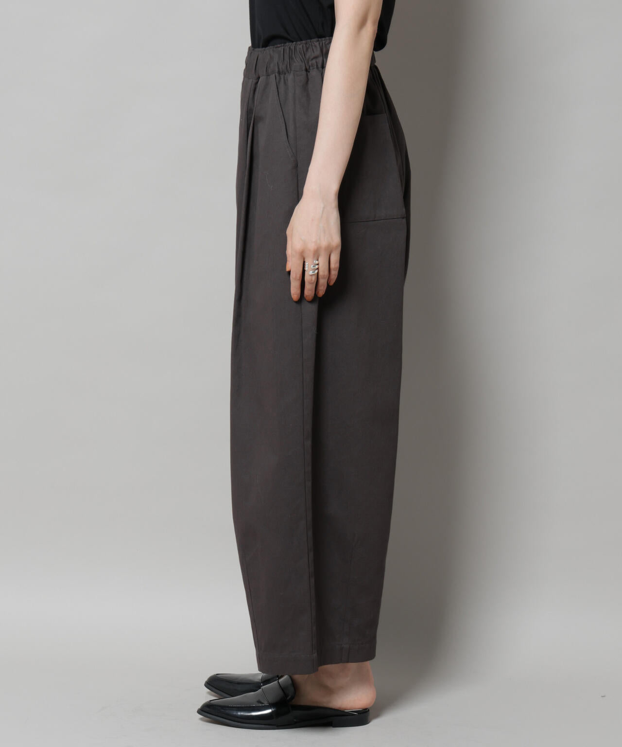 タック コクーン チノパンツ