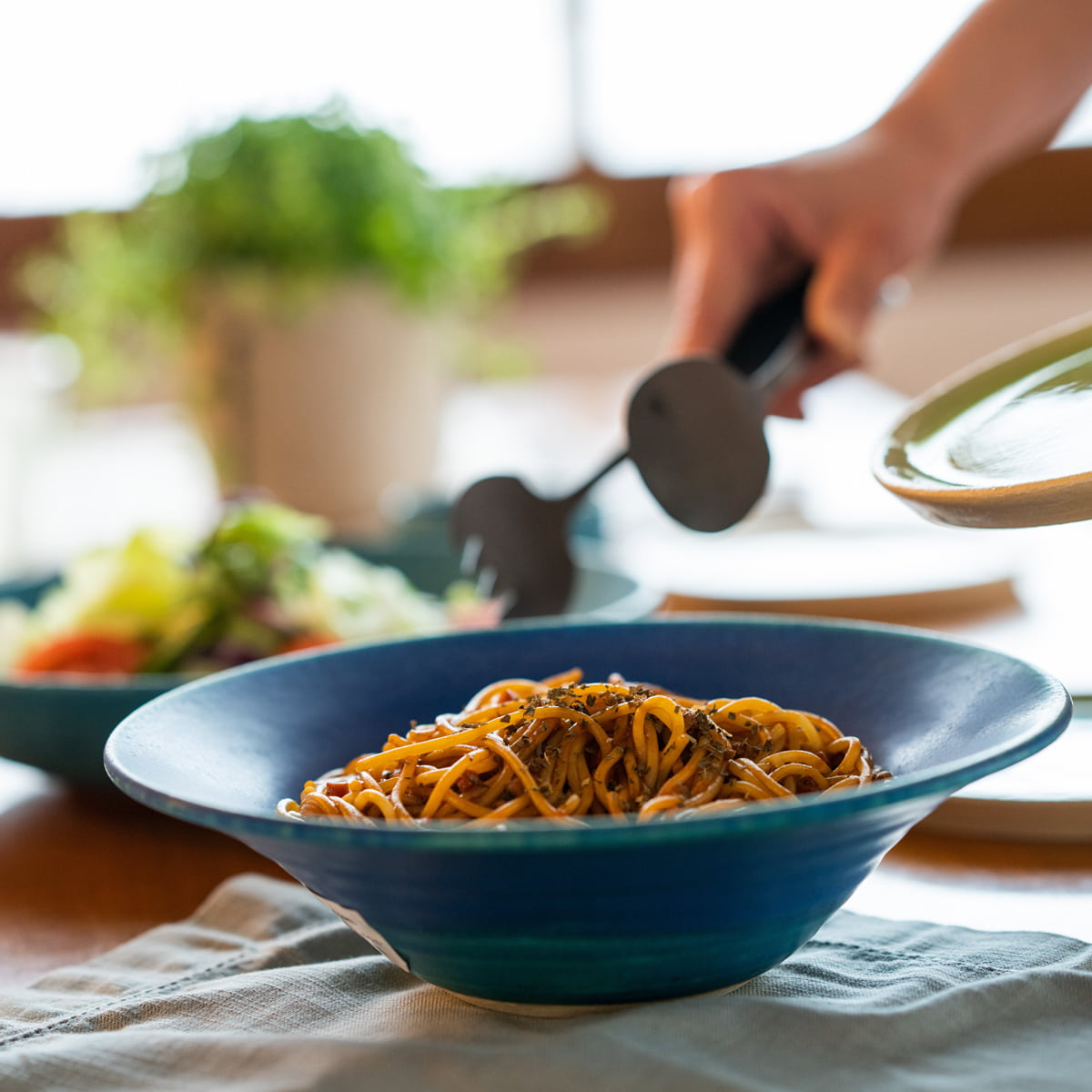 料理を引き立てる琵琶湖ブルーのリムボウル 24cm｜THE HARVEST - BLUE