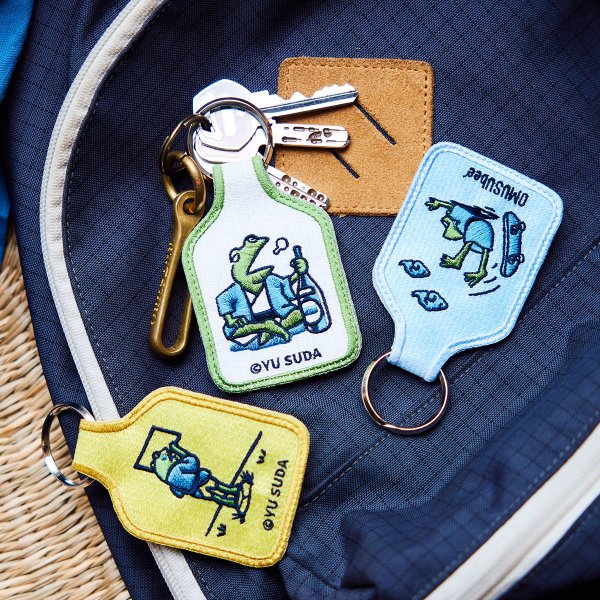 伝統と遊び心 刺繍キーホルダー - ほろ酔い気分なカエルくん