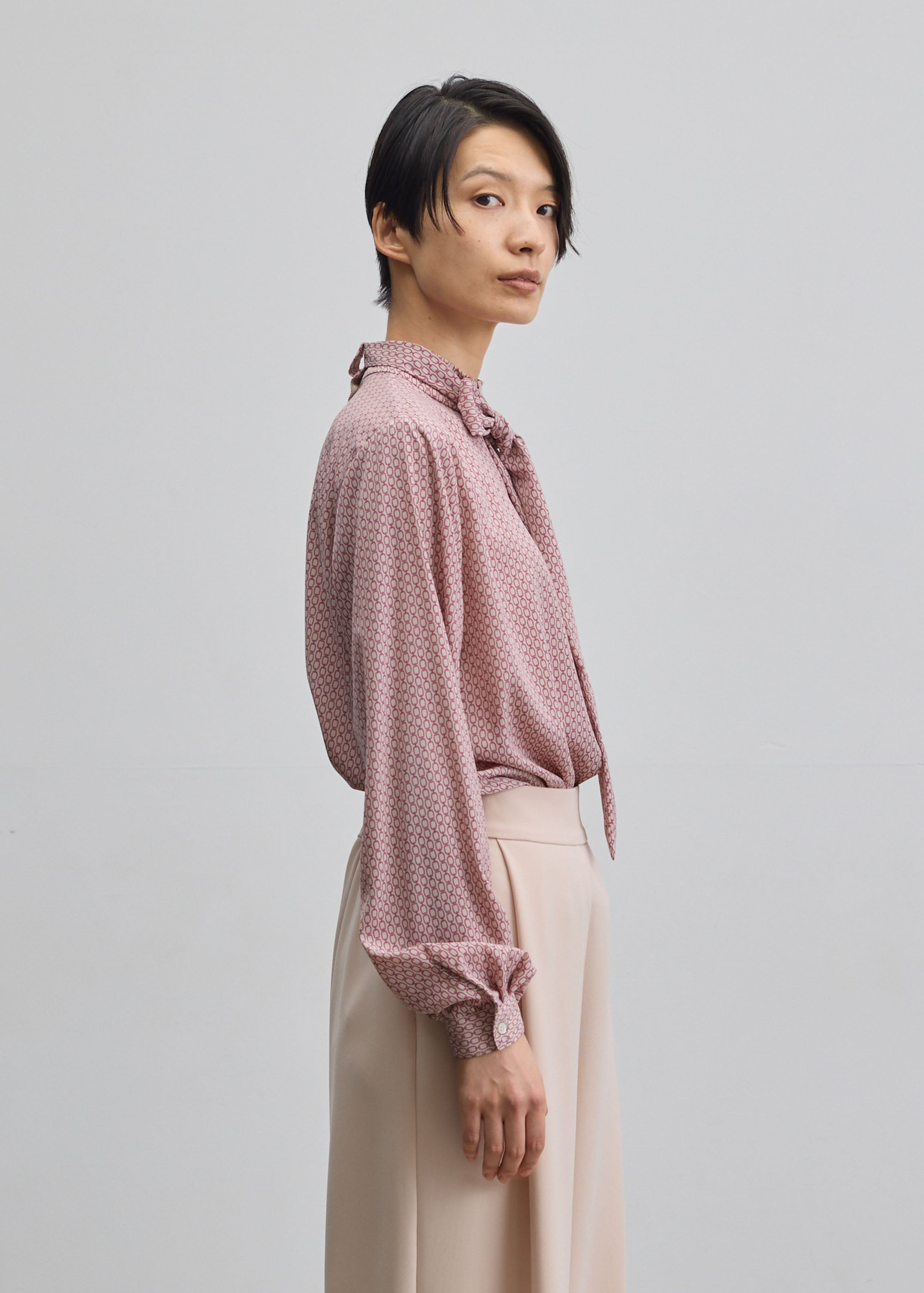 チェーン柄ボウタイブラウス - SOÉJU online store｜上質な大人の女性