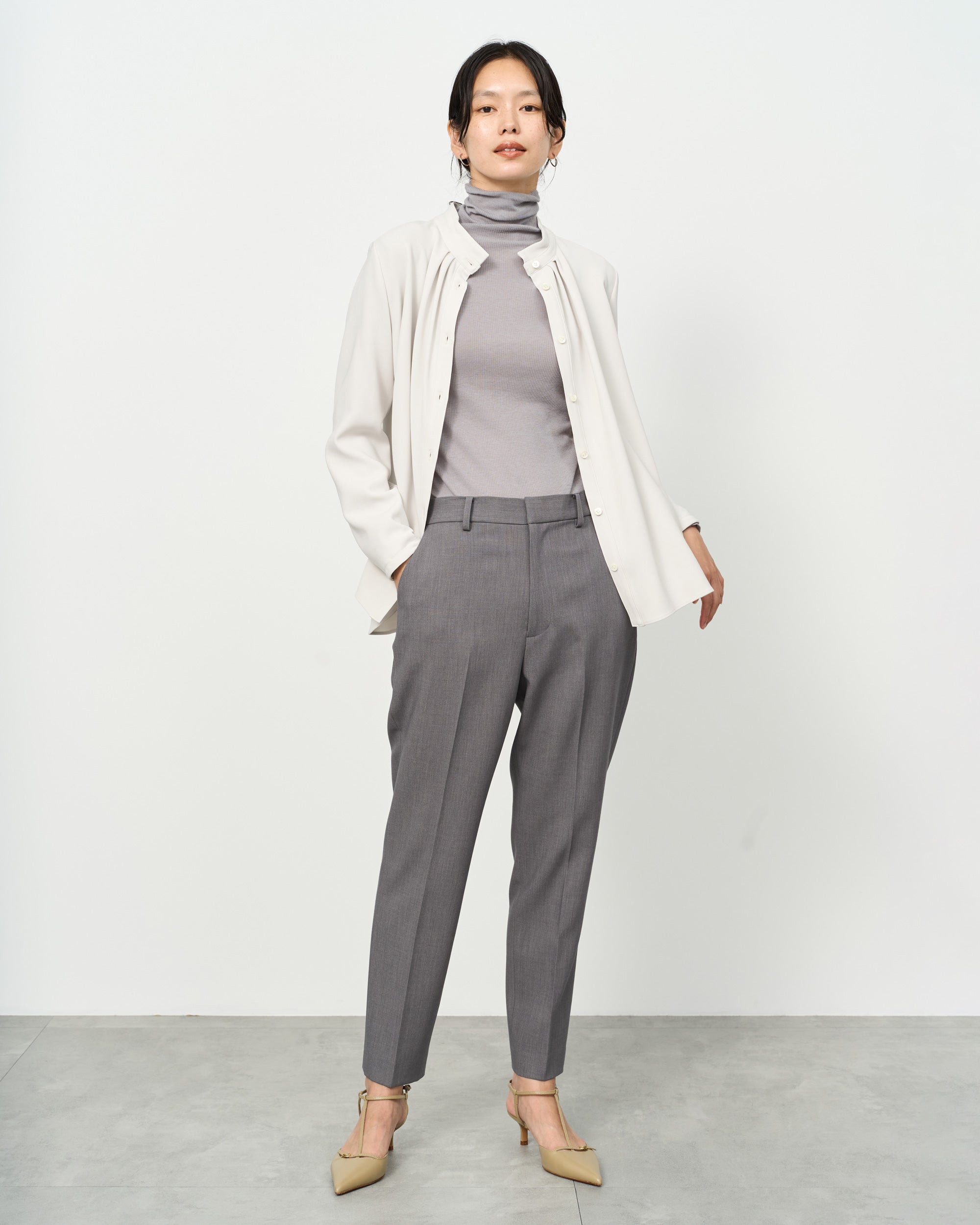 スタンドカラータックブラウス - SOÉJU online store｜上質な大人の