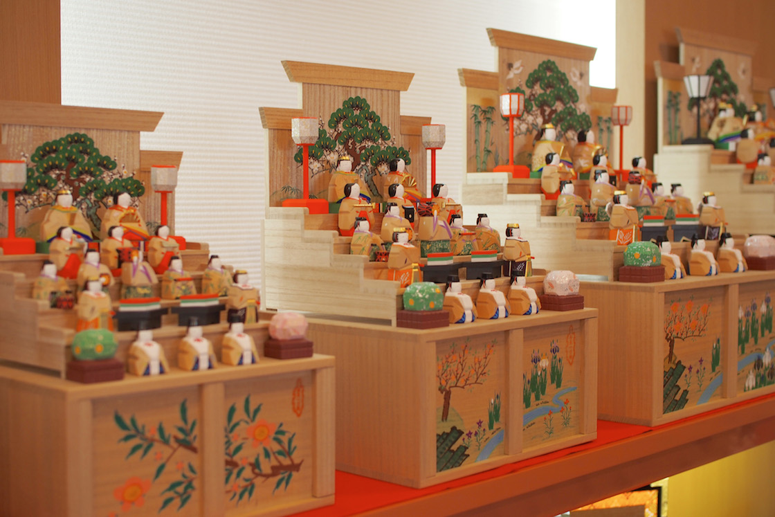 木箱に納まる小さな雛人形。女性職人がつくる奈良一刀彫の「段飾雛