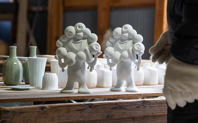 超絶技巧で描かれる360度つながる文様「鍋島焼のミャクミャク」【大阪