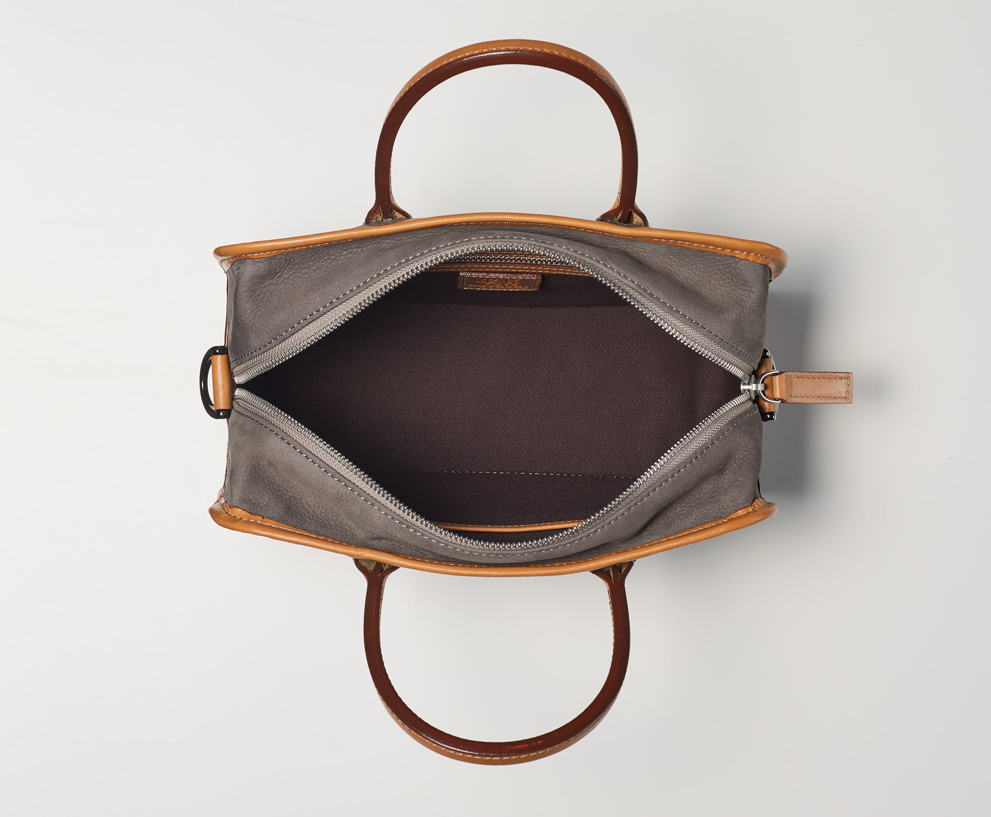 日本の伝統製法を採りいれた革製品を製造する「ココマイスター」。熟練