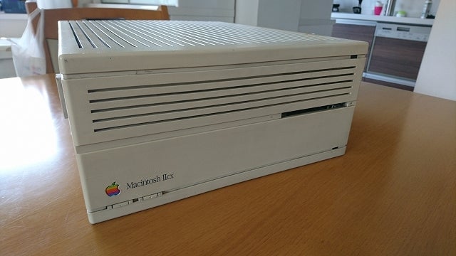 オールドマックMacintosh IIcxをゲット、フロッグデザインな箱を改造し