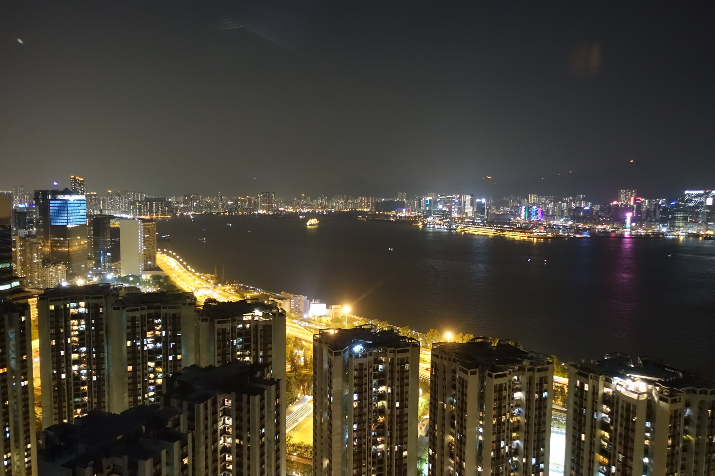 香港東側のハズさないルーフトップバー！ソファー席のロマンティックが