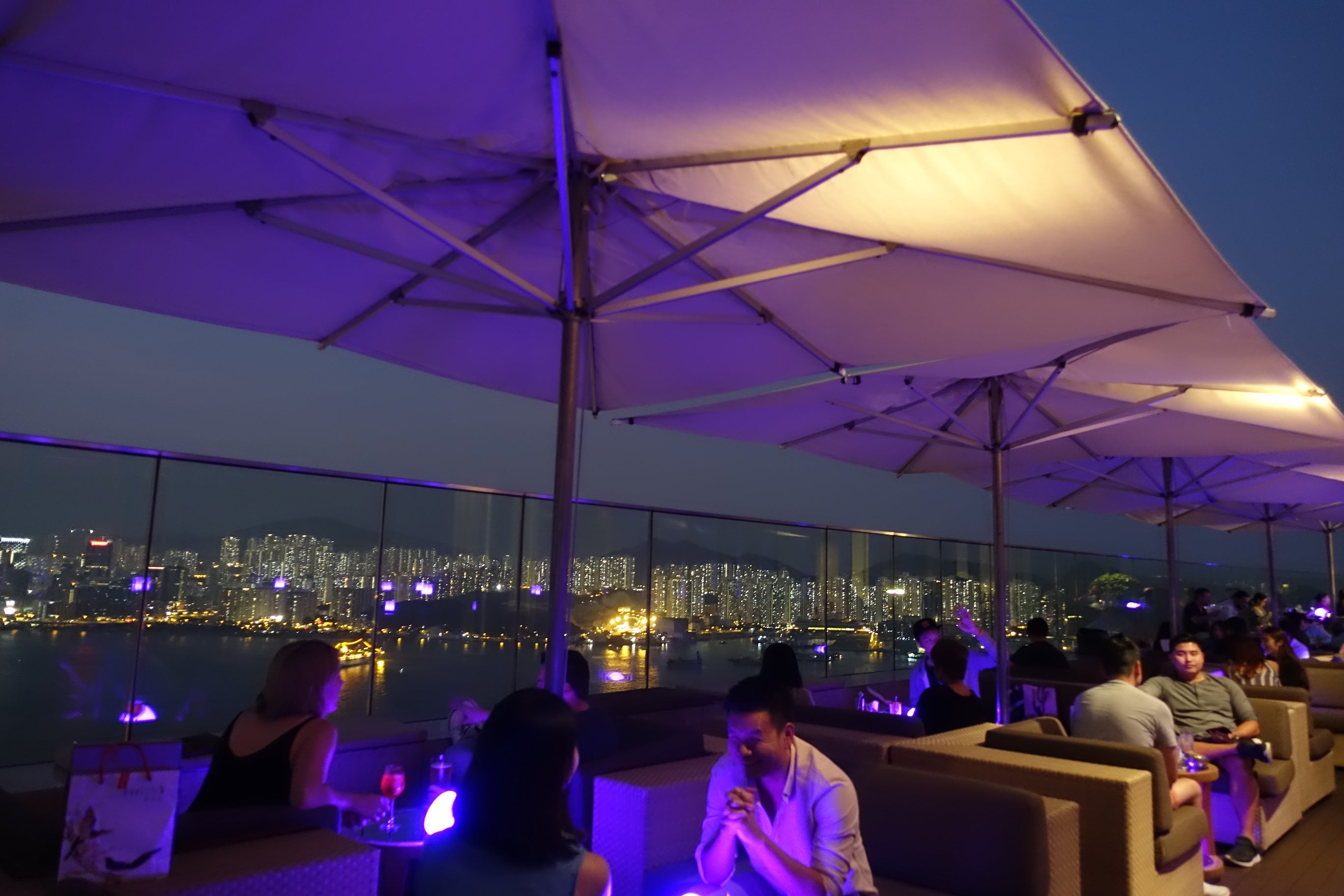 香港東側のハズさないルーフトップバー！ソファー席のロマンティックが