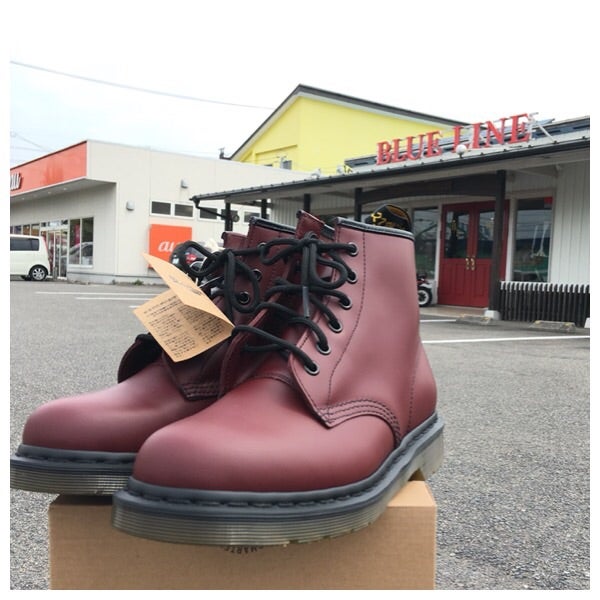 このカラーがたまらない ドクターマーチン チェリーレッド | ブルー