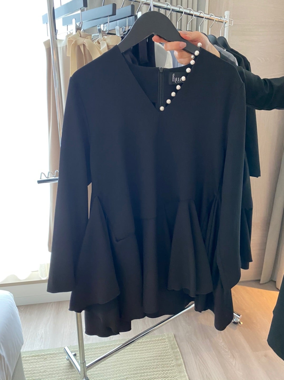 hue DAY TO EVENING ワンサイドパールブラウス予約 | セレクトショップ