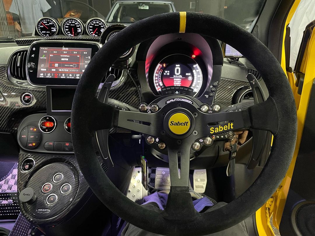 アバルト595 ステアリング交換&オリジナルステアリングスイッチ施工