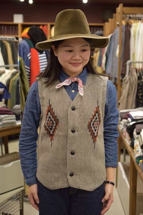 デラックスウェア ネイティブ柄ベスト ご入荷です | barnstormer