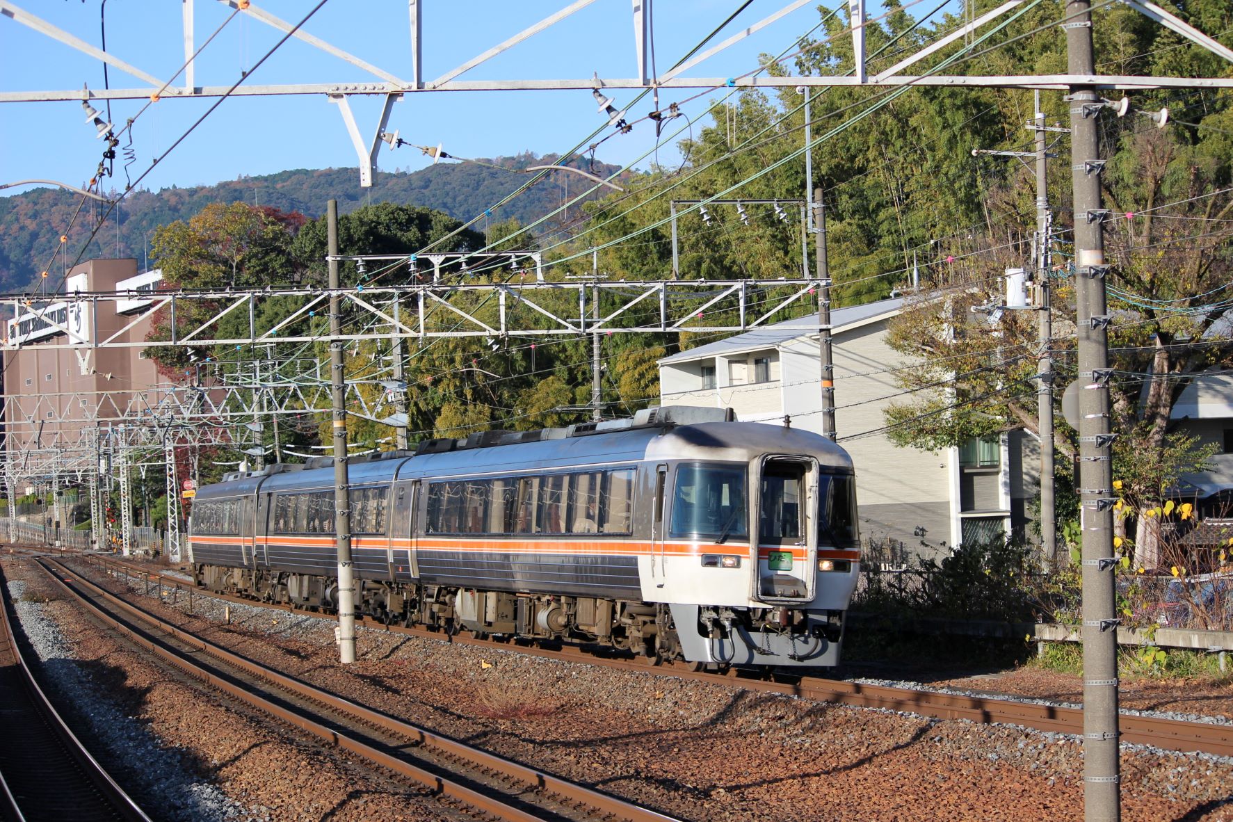 KATO キハ85系の「大阪ひだ」を再現する | 緩行線