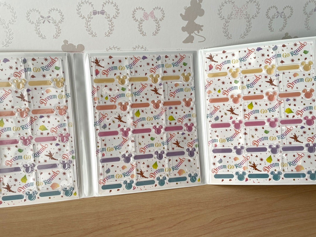 表紙も台紙もデザインが素敵なスーベニアメダルコレクションブック