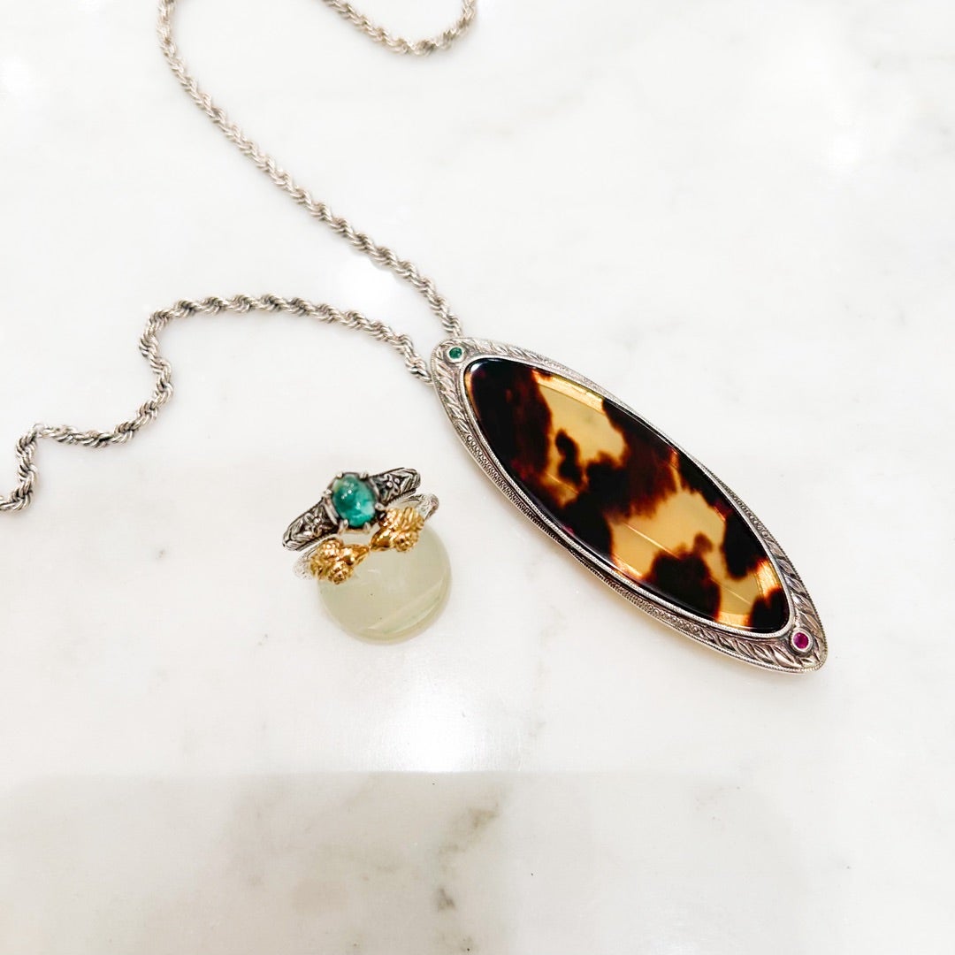 マーキス型のべっ甲や白蝶貝のブローチ兼ペンダント | 10年以上も飽き