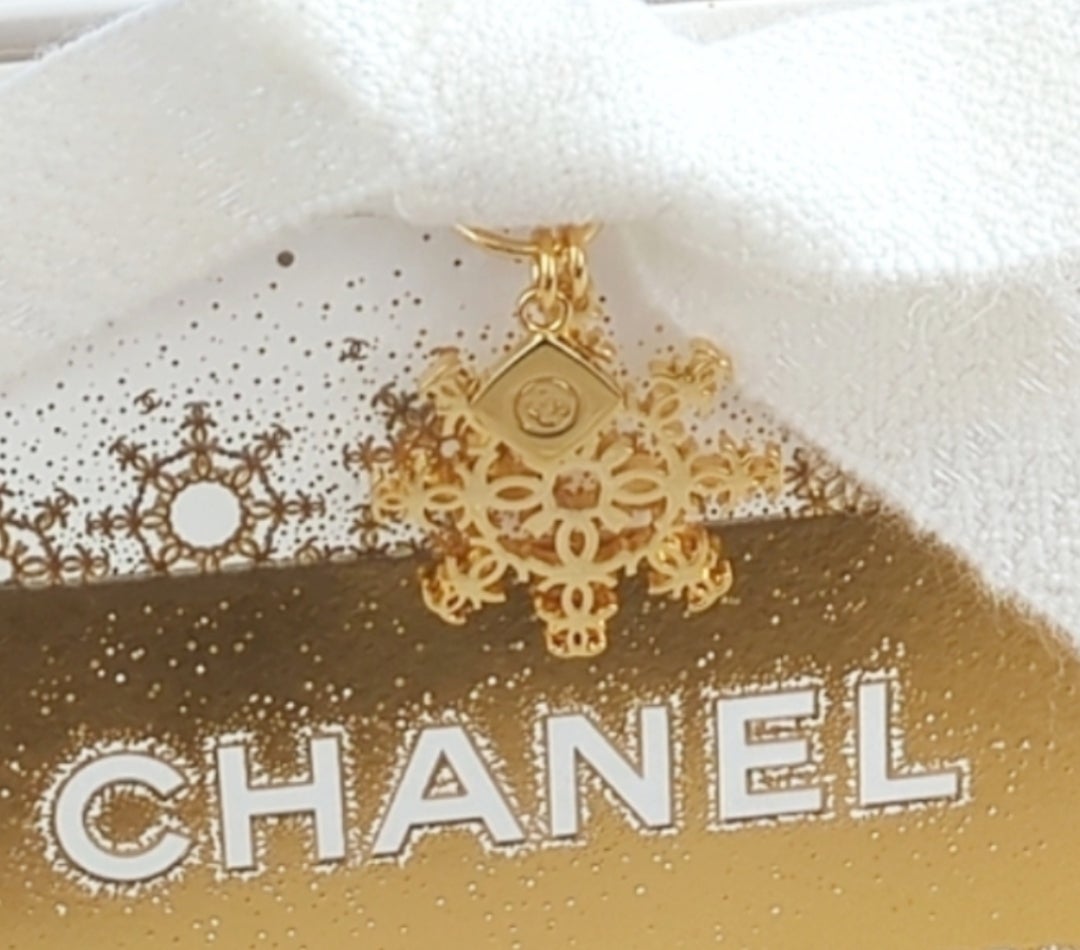 無事にget♡今年のCHANELチャームは雪の結晶でした | 美容のプロを