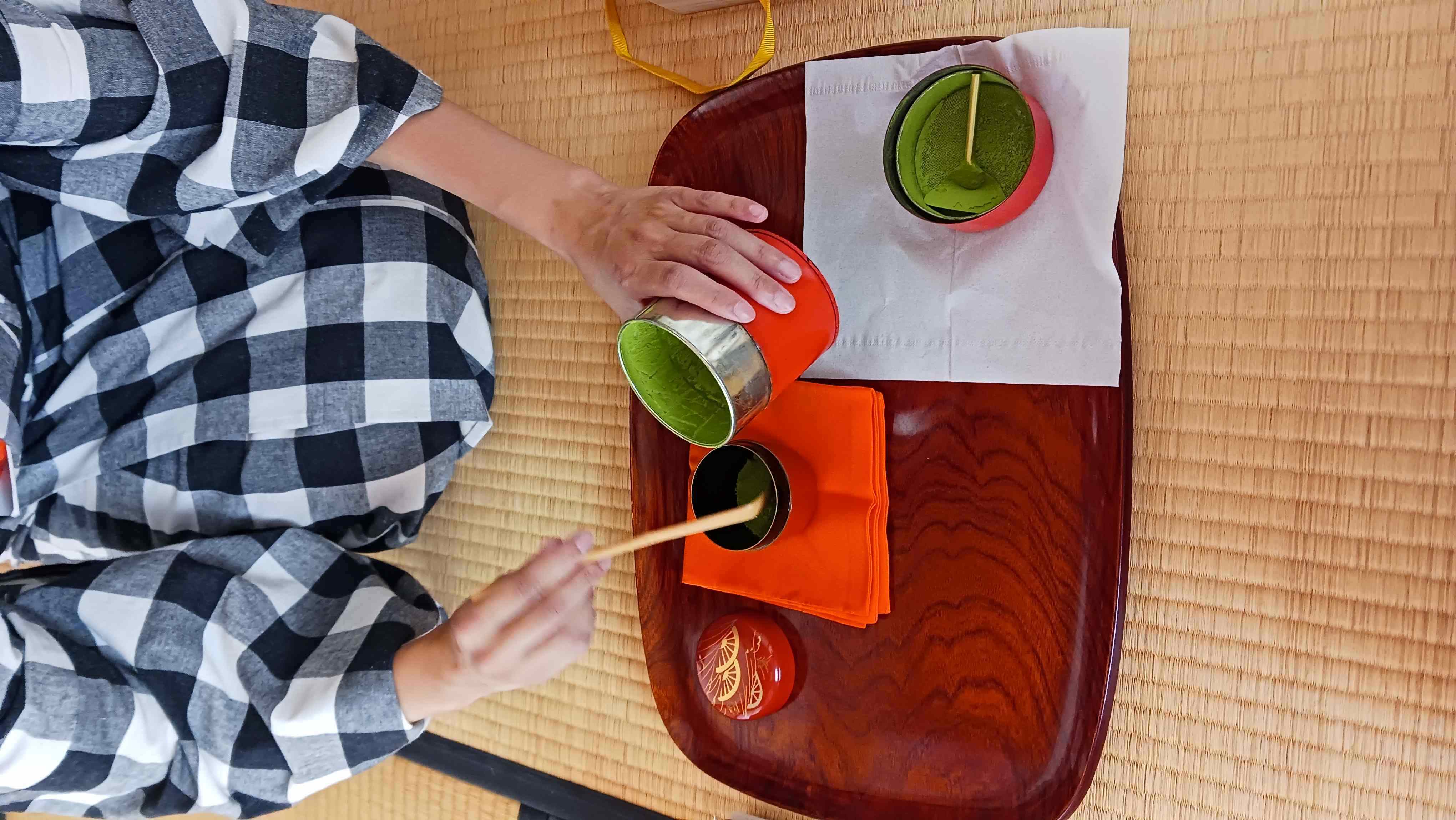 青漆爪紅糸巻二重棚 碌々斎好み | 浜松 茶の湯 浅葱庵（せんそう庵）