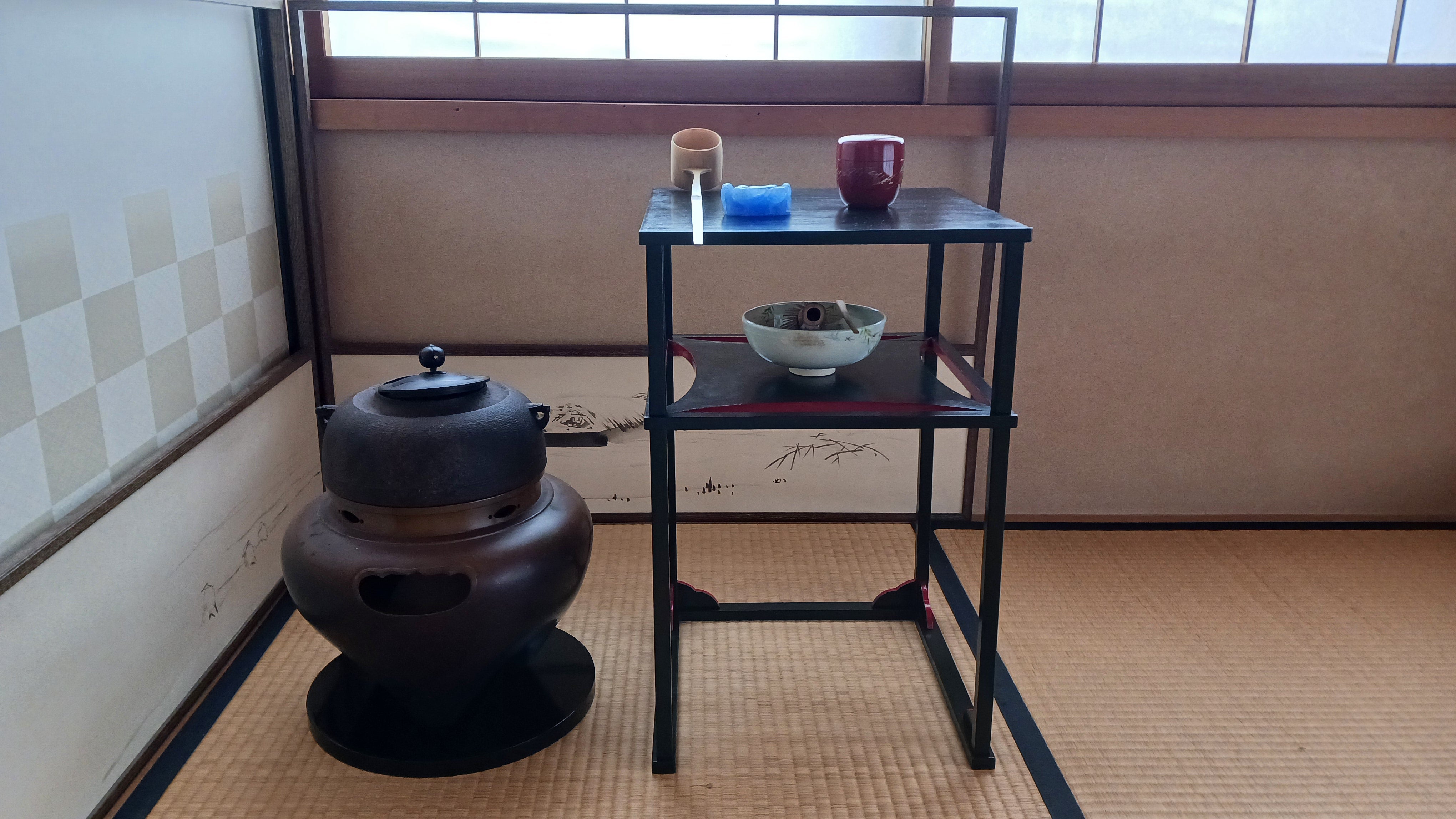 青漆爪紅糸巻二重棚 碌々斎好み | 浜松 茶の湯 浅葱庵（せんそう庵）