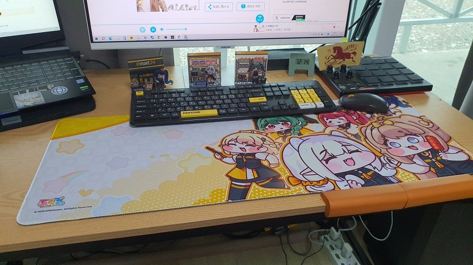 トリッカル X イーマート24 コラボ商品でデスクインテリアしてみたら