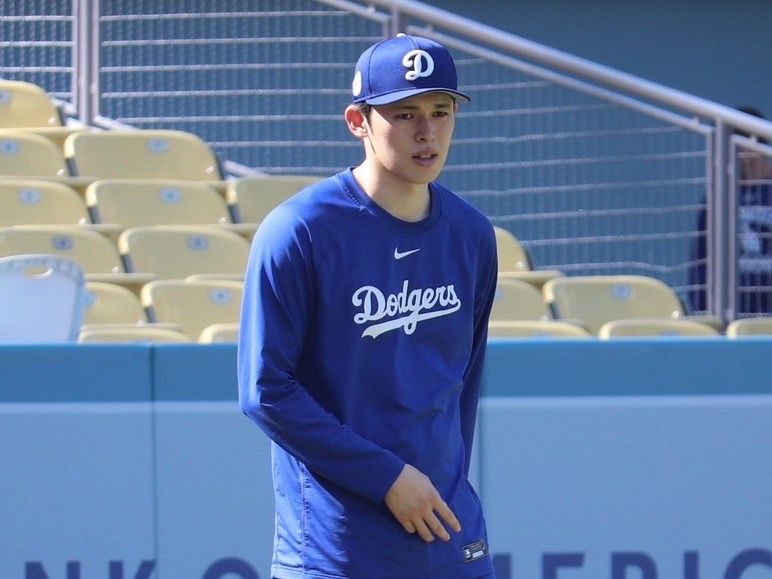 佐々木朗希、自身初「ボブルヘッドデー」始球式で捕手役 少年ファンの