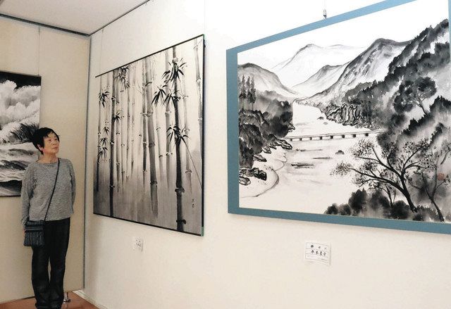白黒でも浮かぶ風景の色 津で10月10日まで白山水墨画研究会展：中