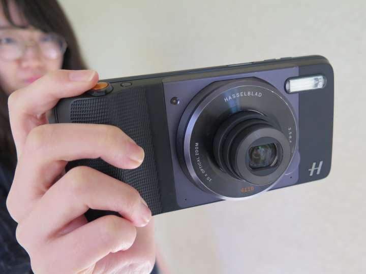 モトローラの最新スマホに、全ての「moto mods」を合体させてみた