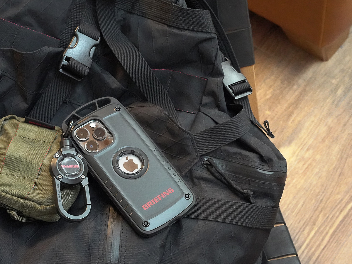 カラビナバンパー付きのミルスペックな「BRIEFING×ROOT CO.」iPhone