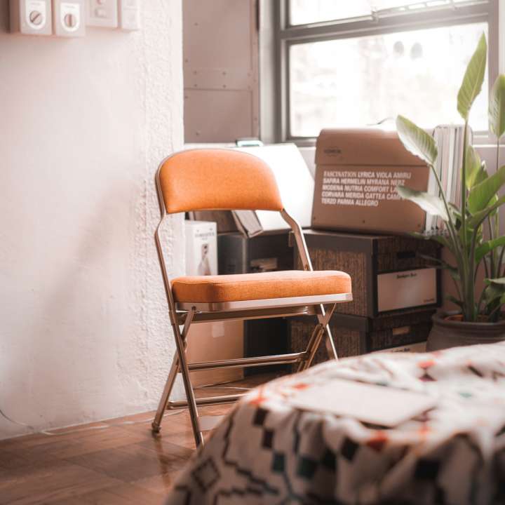 アメリカの公共施設で長年使い続けられている定番折り畳みチェア