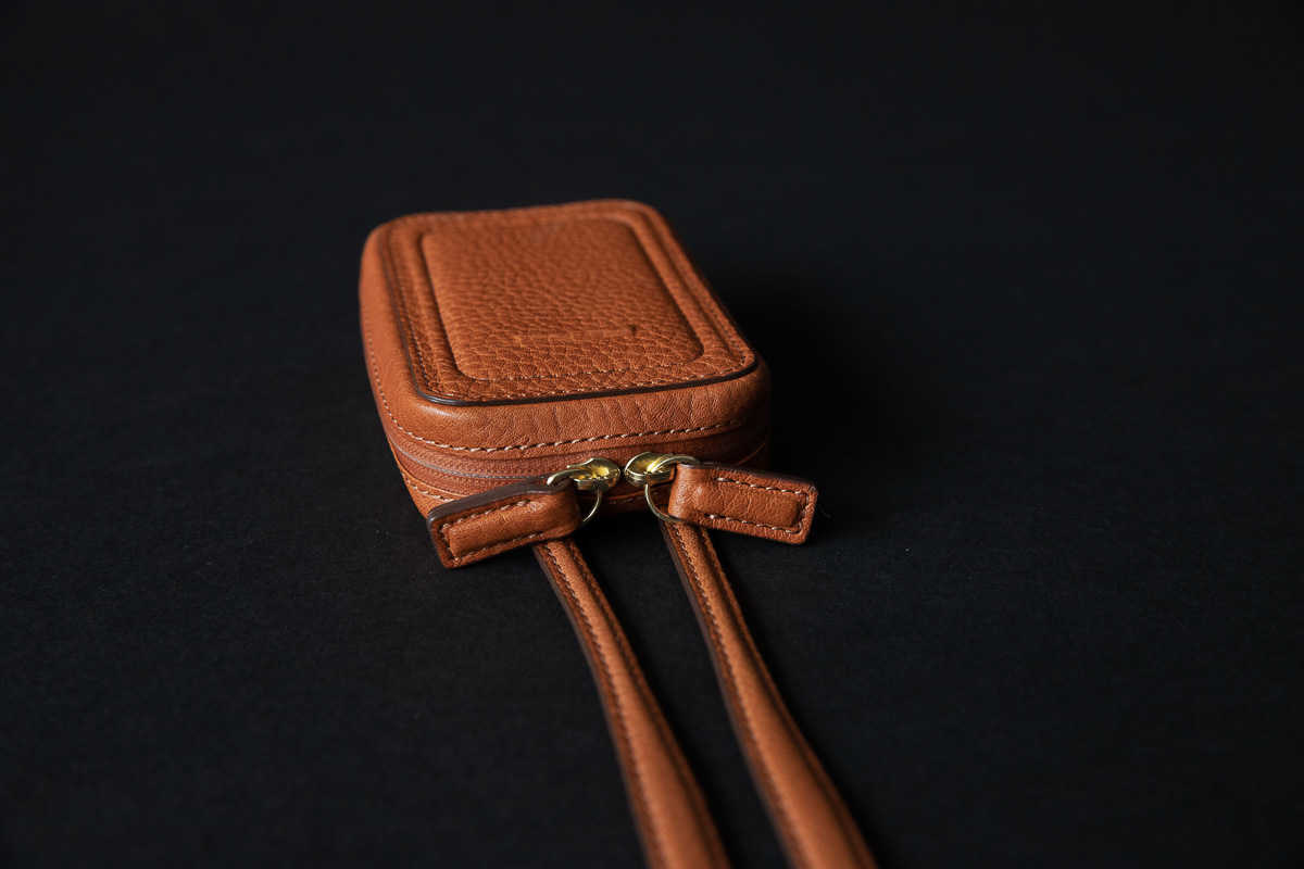 objcts.ioの「スマホショルダー」をオイルヌメ革で作ったらグッと大人