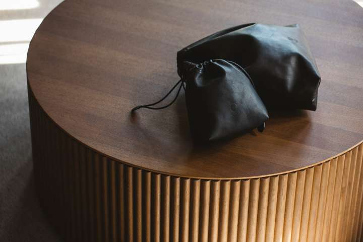 革を知り尽くしたガンゾが手掛けた巾着バッグ「ペコラ」はラム革特有の